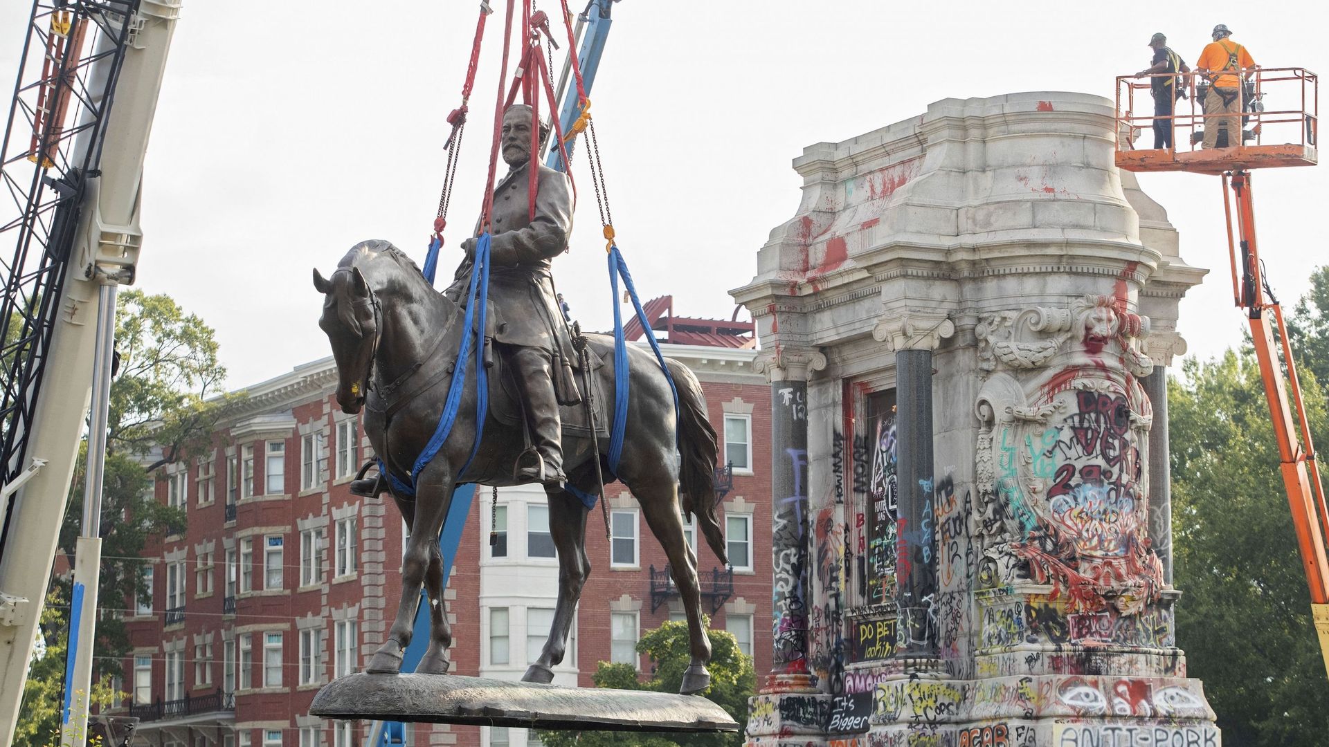 La statue controversée du général sudiste Robert Lee déboulonnée à Richmond, en Virginie