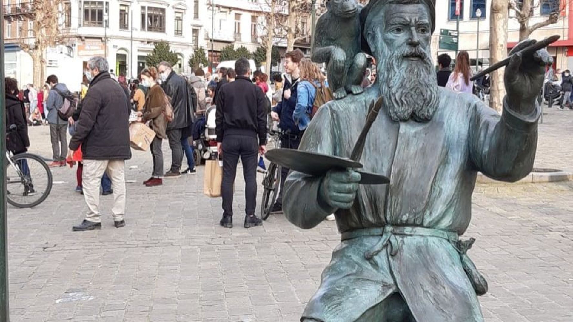 L'une des actions à Bruxelles a eu lieu au Sablon où une célèbre statue semble, elle aussi, avoir participé au mouvement