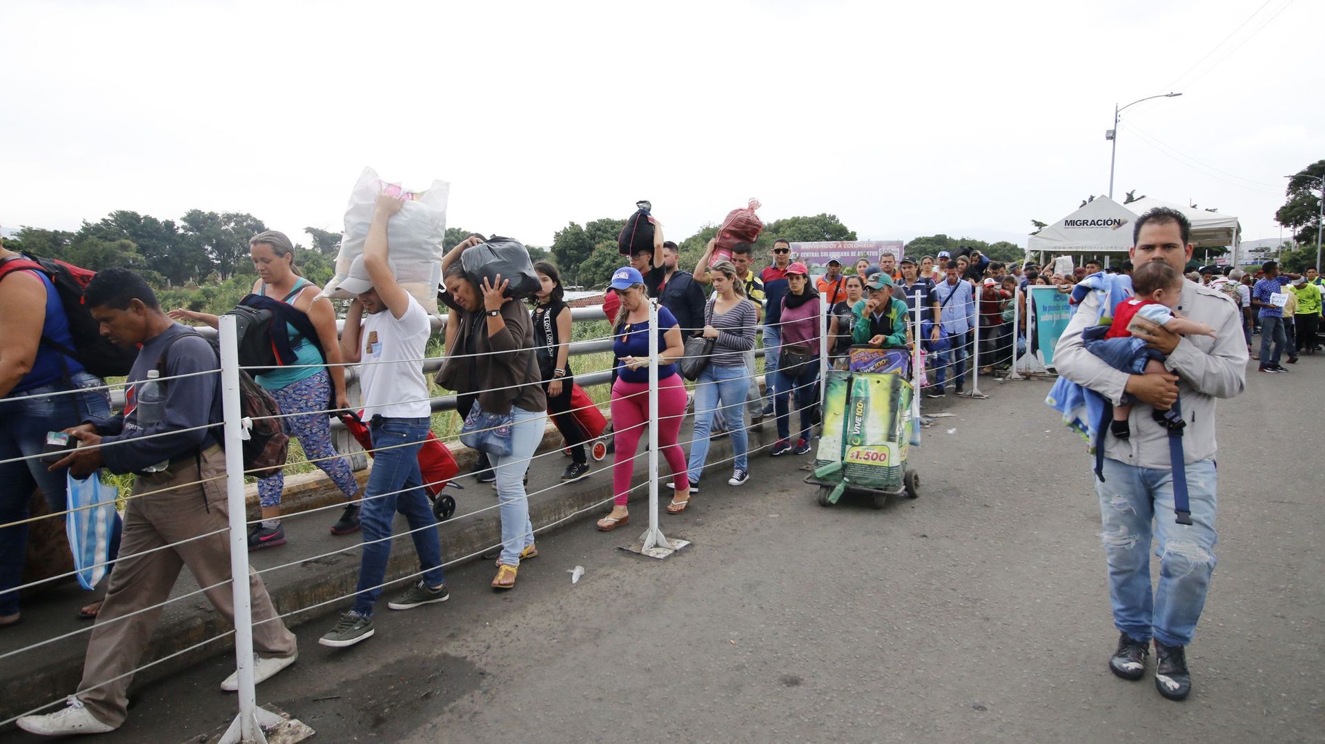 Des Vénézueliens reviennent de Colombie après avoir acheté de la nourriture