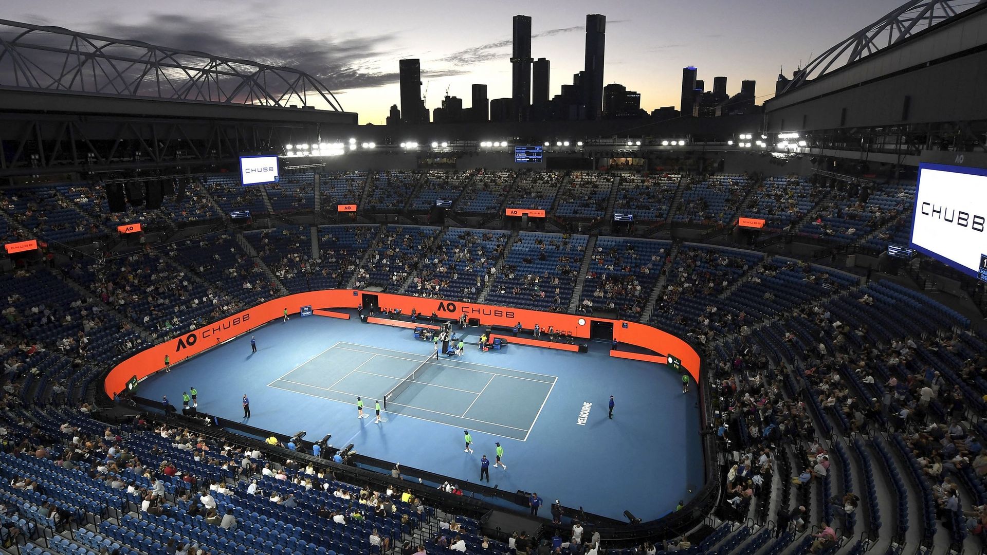 L’ombre de Novak Djokovic plane toujours sur la Rod Laver Arena de Melbourne. La saga qui a tenu en haleine la planète tennis a fait réagir la Fédération Australienne de tennis, deux jours après le début officiel du premier Grand Chelem de la saison.