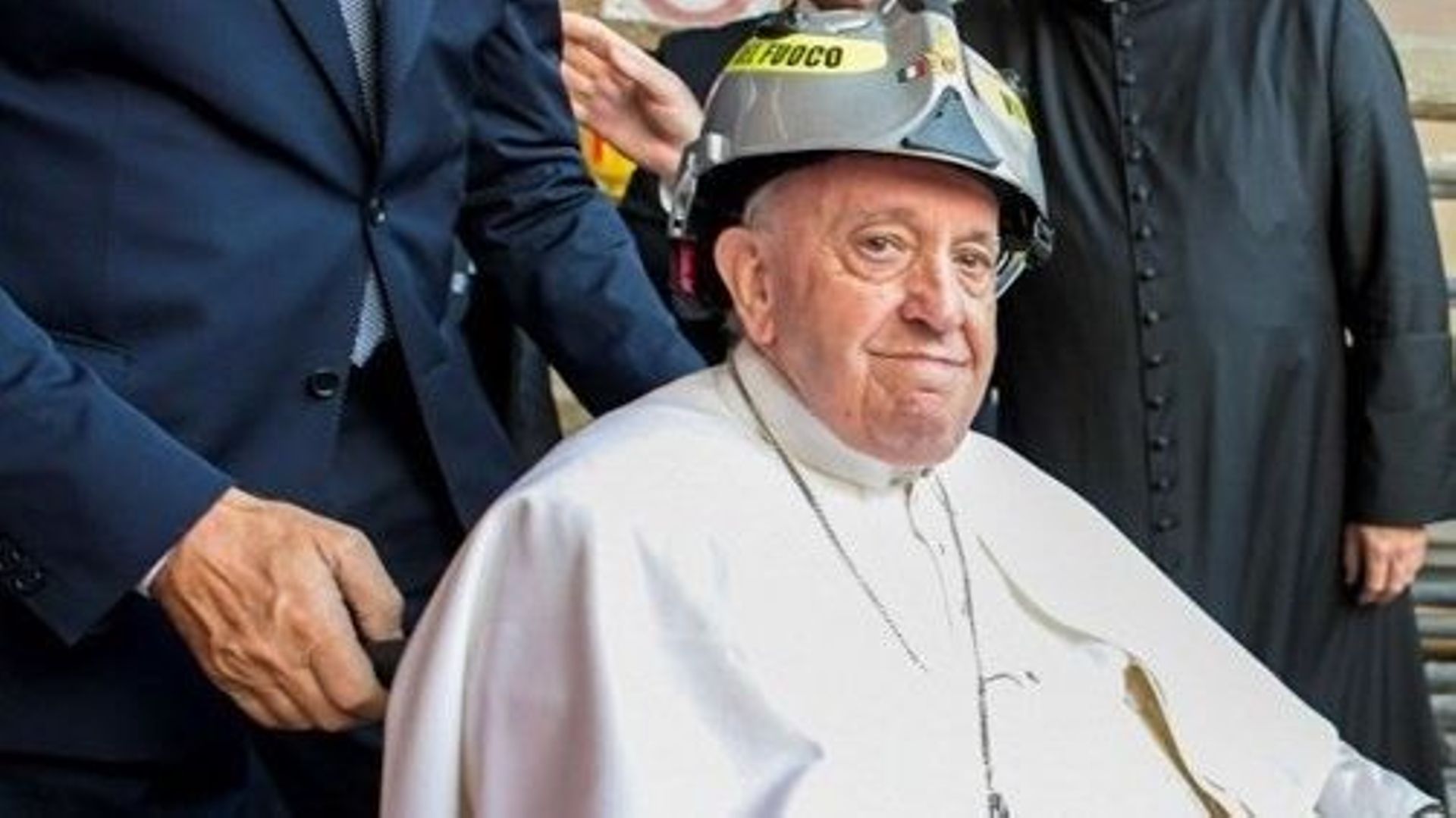 Le pape à L’Aquila, coiffé d’un casque de pompier