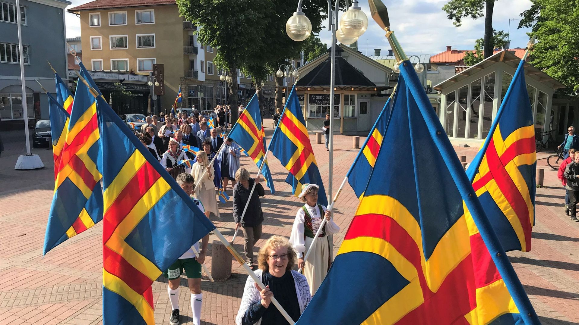 Tous les 9 juin, depuis près d'un siècle, une marche est organisées dans les rues de la ville de Mariehamn pour commémorer le jour où a eu lieu la première réunion de l'assemblée législative autonome de Aland. C'était le 9 juin 1922. 