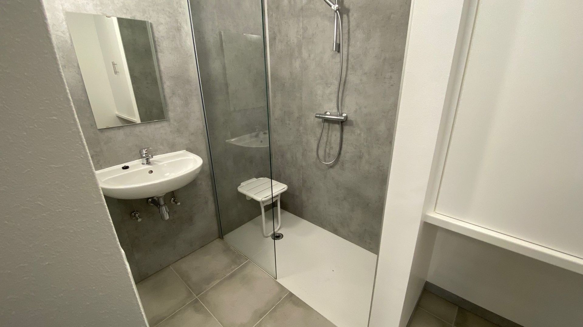 Des sanitaires adaptés aux personnes âgées (ici dans une maisonnette, rue Buissonnière, à Vaulx).