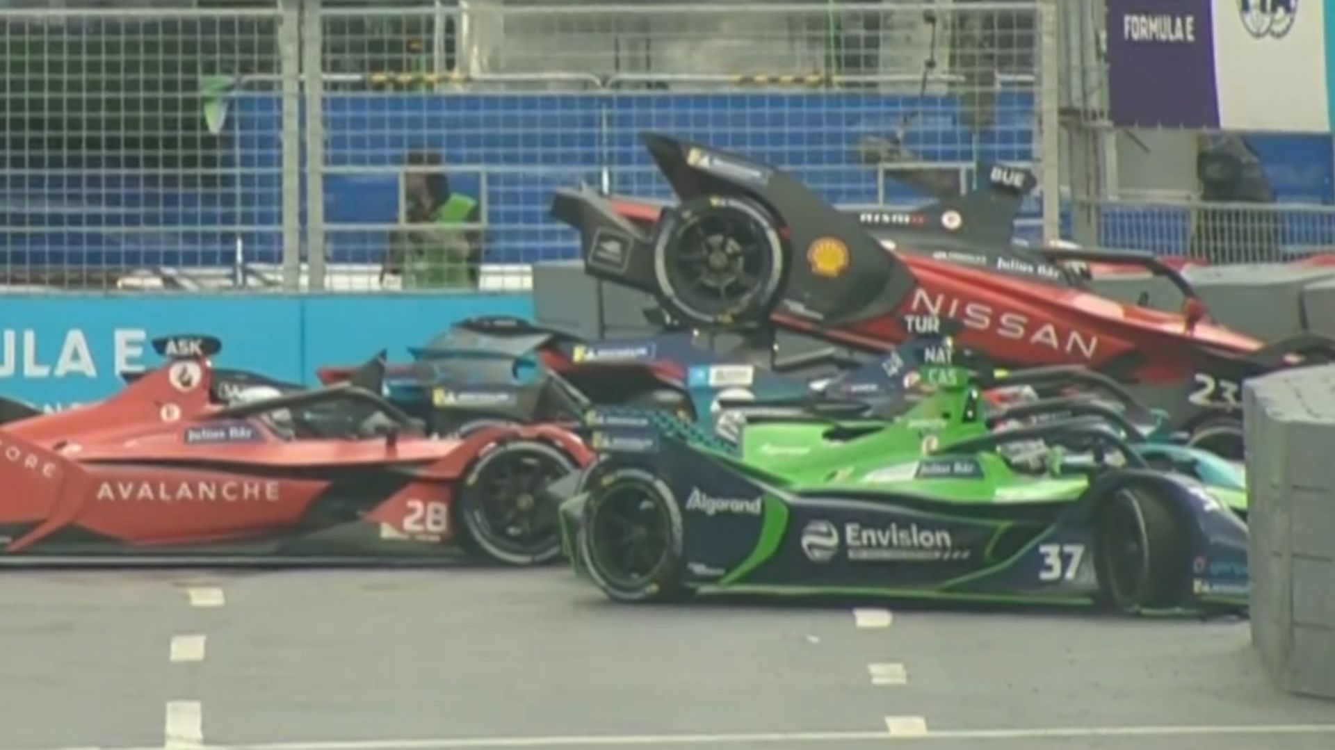 Gros crash en Formule E : 8 pilotes partent à la faute... dans le même virage