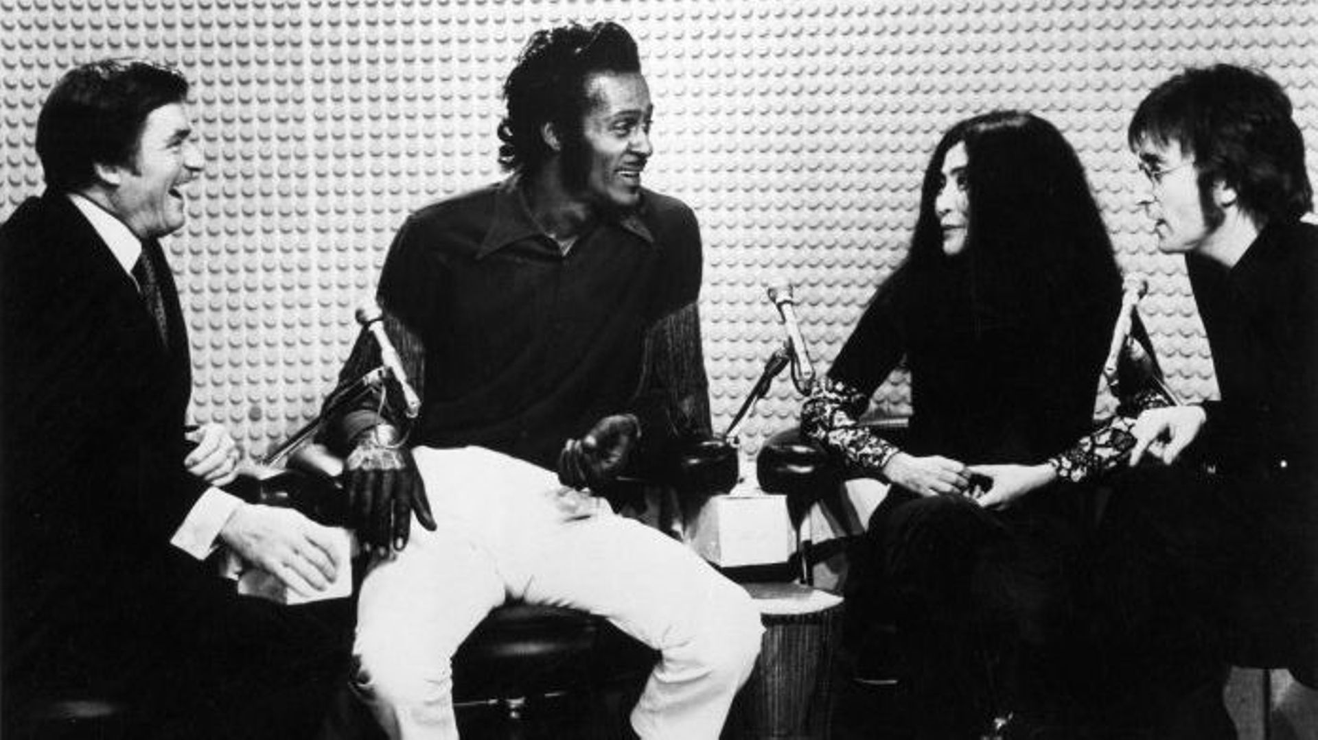 John Lennon et Yoko Ono interviewent Chuck Berry avec le présentateur Mike Douglas