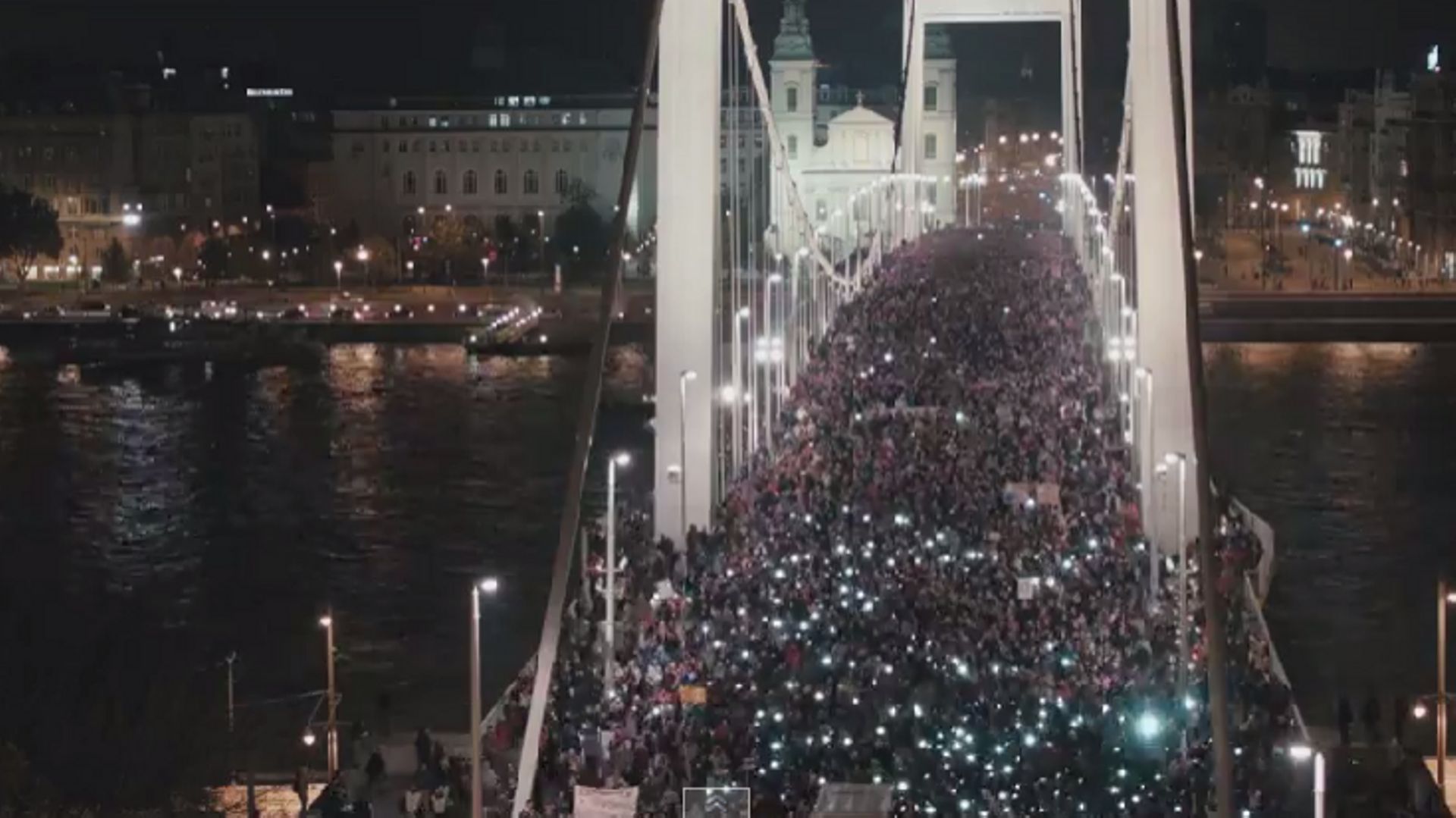 Hongrie: 100 000 manifestants à Budapest contre contre la "taxe internet"