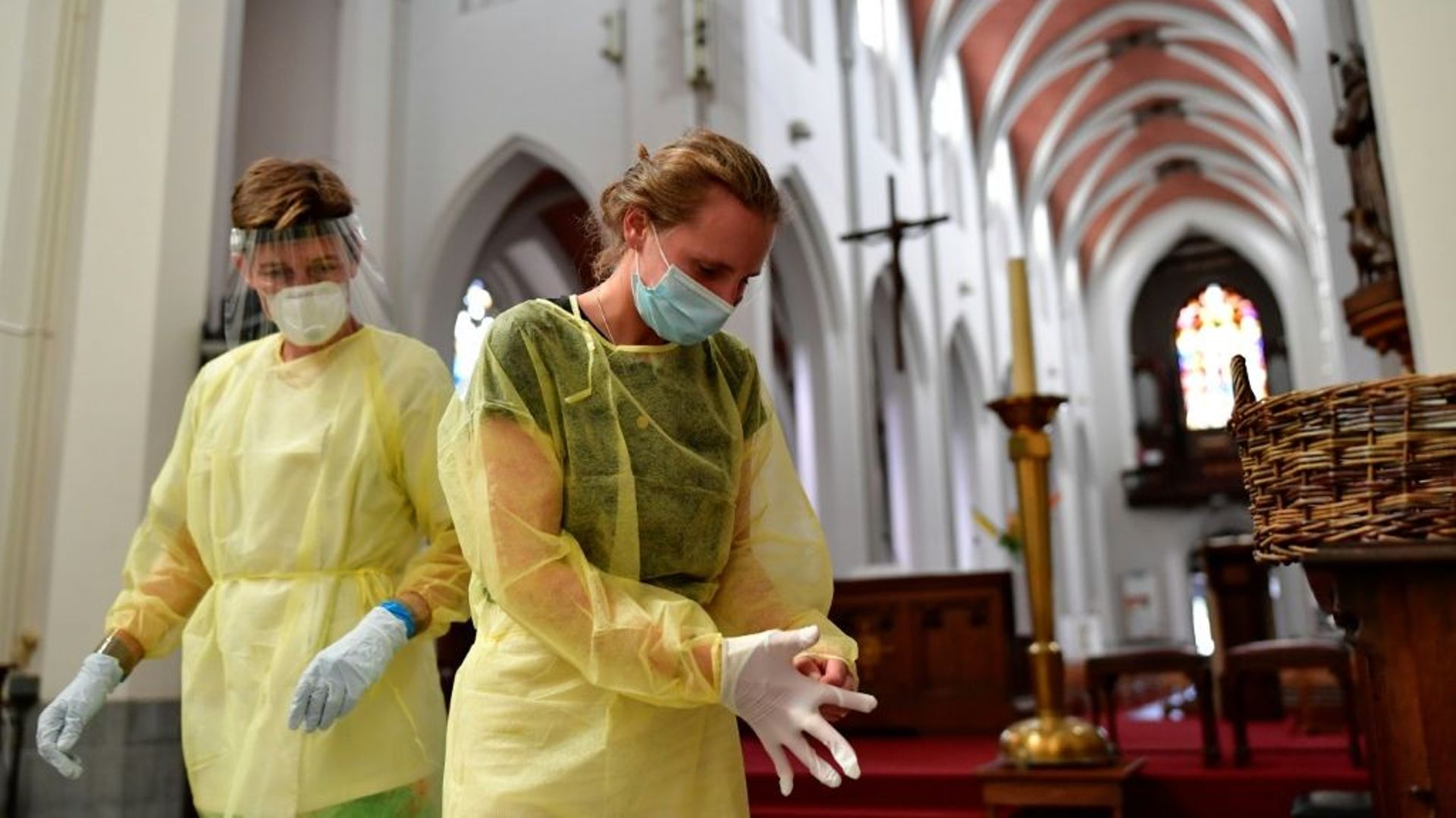 Des infirmières s'équipent avant de procéder à un dépistage du coronavirus à Anvers (nord de la Belgique) le 27 juillet 2020