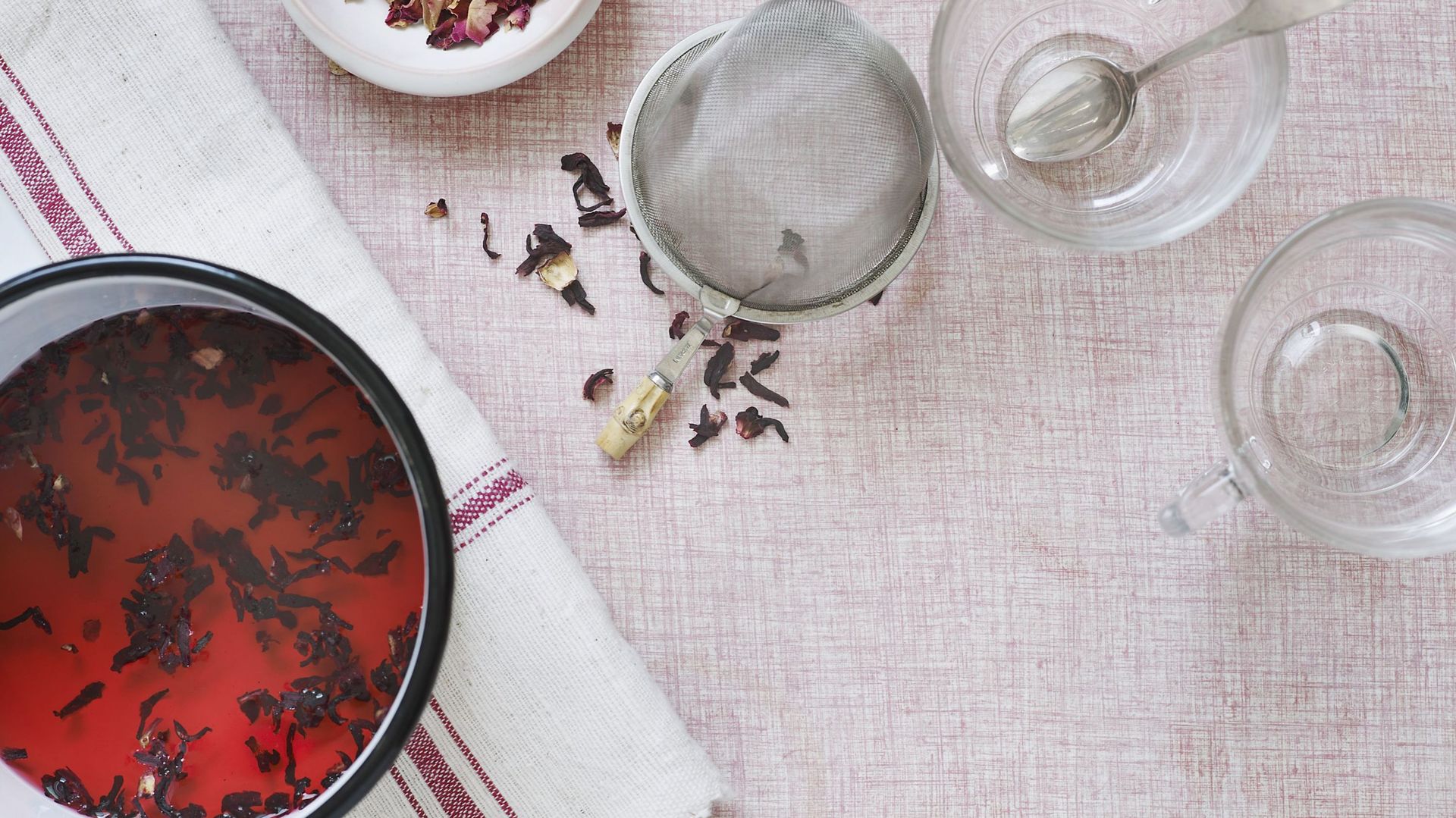 Tisane hibiscus: Recette, bienfaits et contre indication