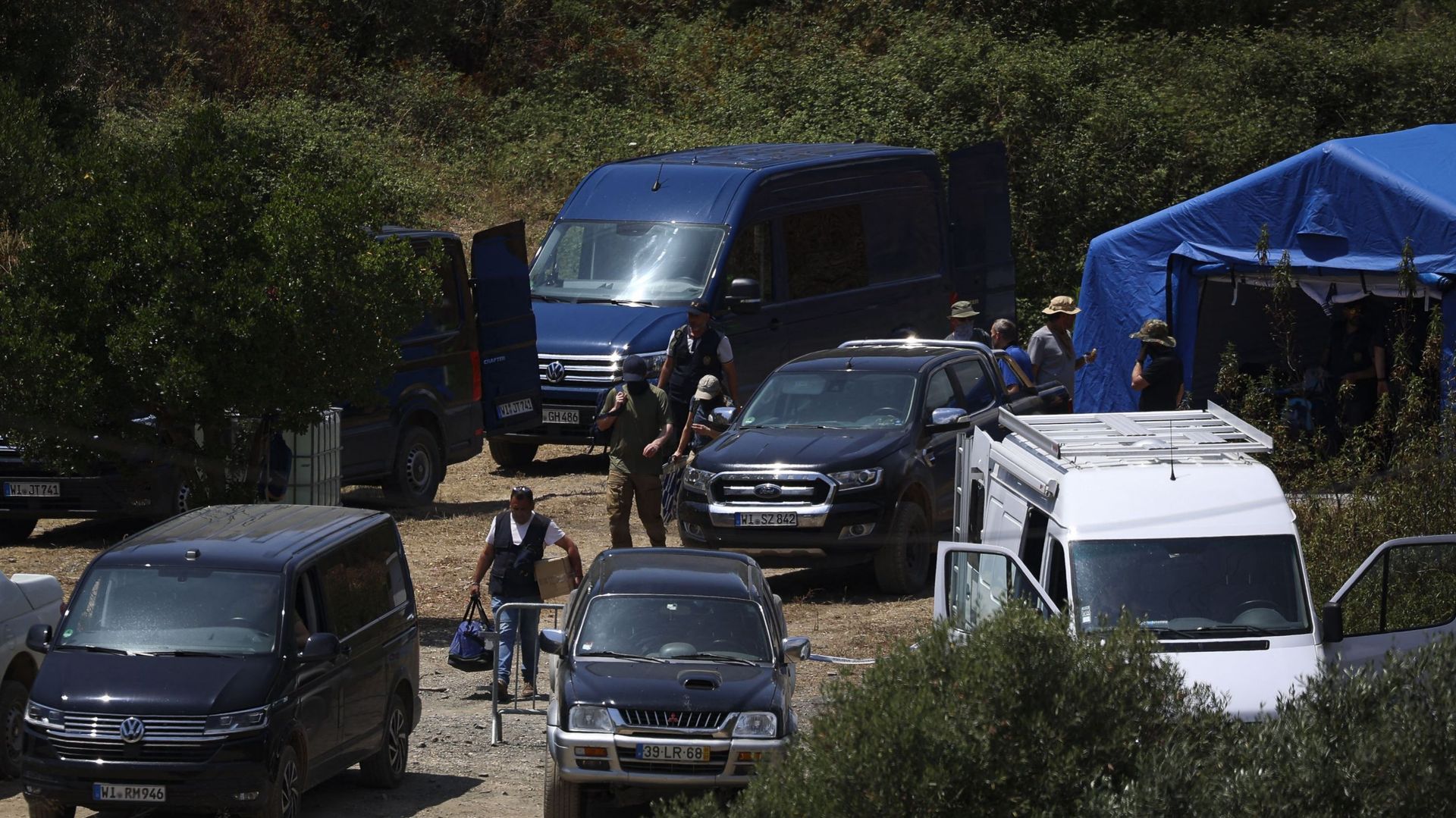 Les membres de l’unité d’enquête criminelle de la police judiciaire portugaise (PJ) quittent le camp de base situé près du barrage d’Arade à Silves, le 25 mai 2023.
