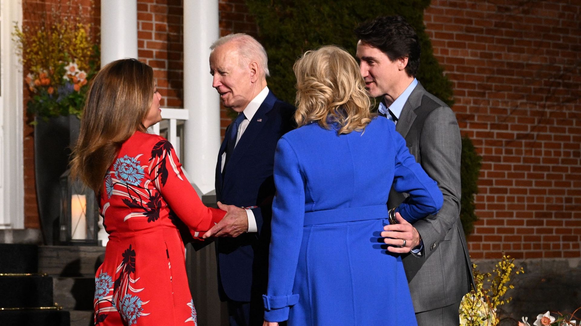 Le Premier ministre canadien Justin Trudeau et son épouse Sophie Trudeau accueillent le président américain Joe Biden et sa femme Jill Biden le 23 mars 2023 à Ottawa.