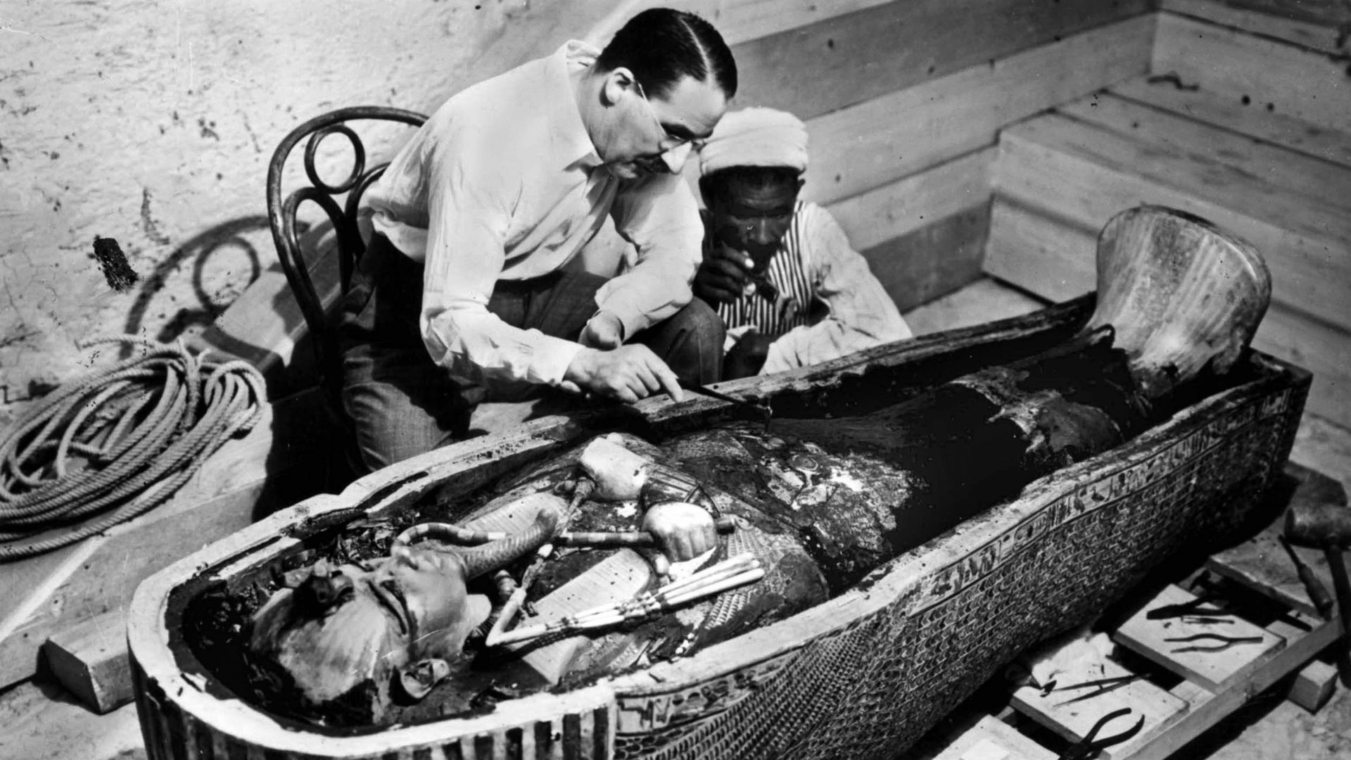 Howard Carter (1873-1939) égyptologue anglais près du sarcophage doré de Toutankhamon en Égypte en 1922.