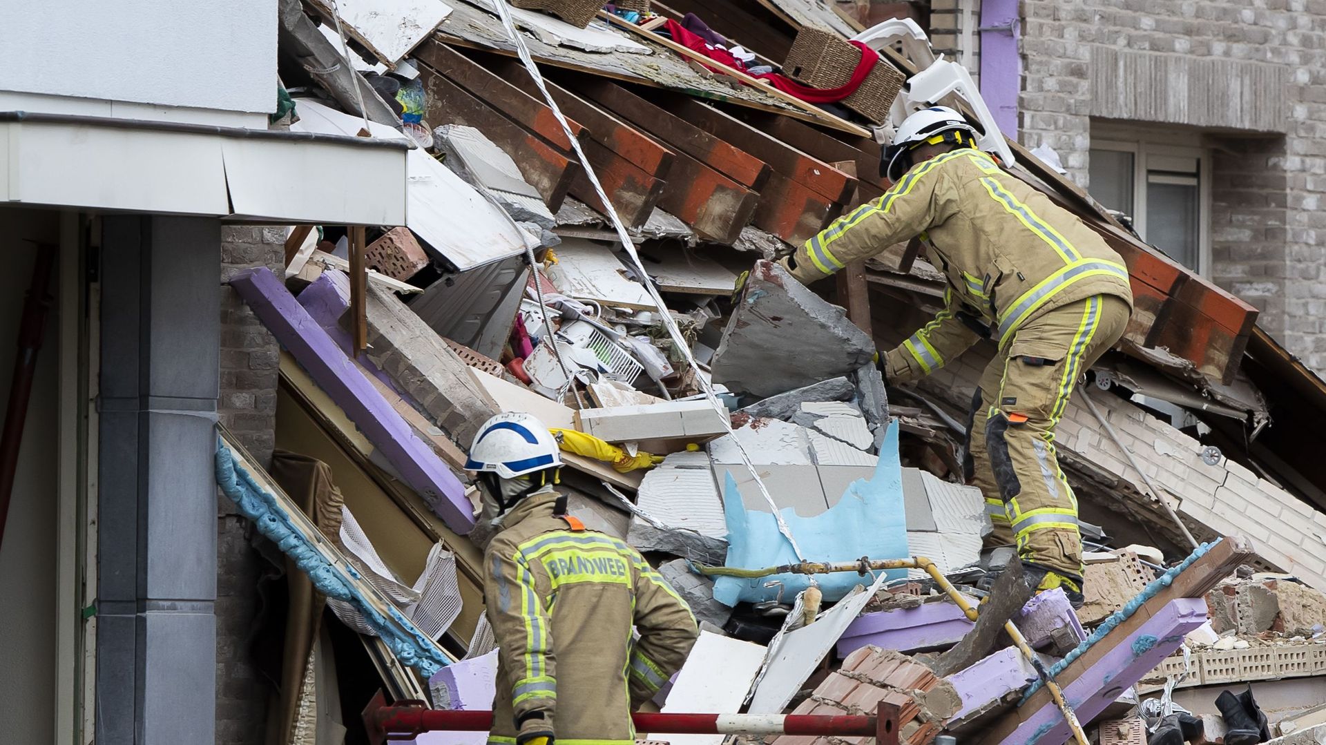 Les équipes de secouristes sur le site de l'explosion survenue le jour du réveillon du Nouvel An à Turnhout.