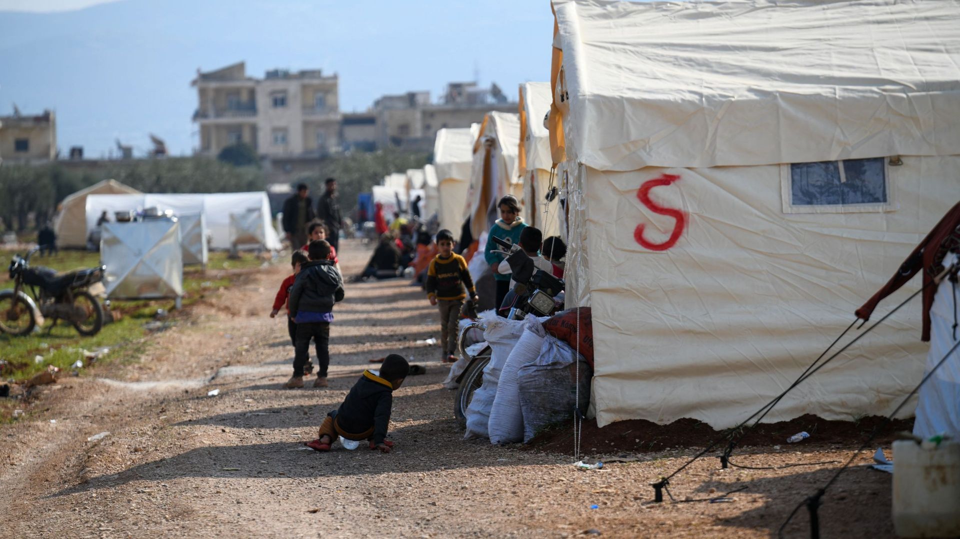 Des personnes déplacées par le tremblement de terre dans des abris et des camps temporaires à la périphérie de Jenderes, dans le nord-ouest de la Syrie, le 13 février 2023.