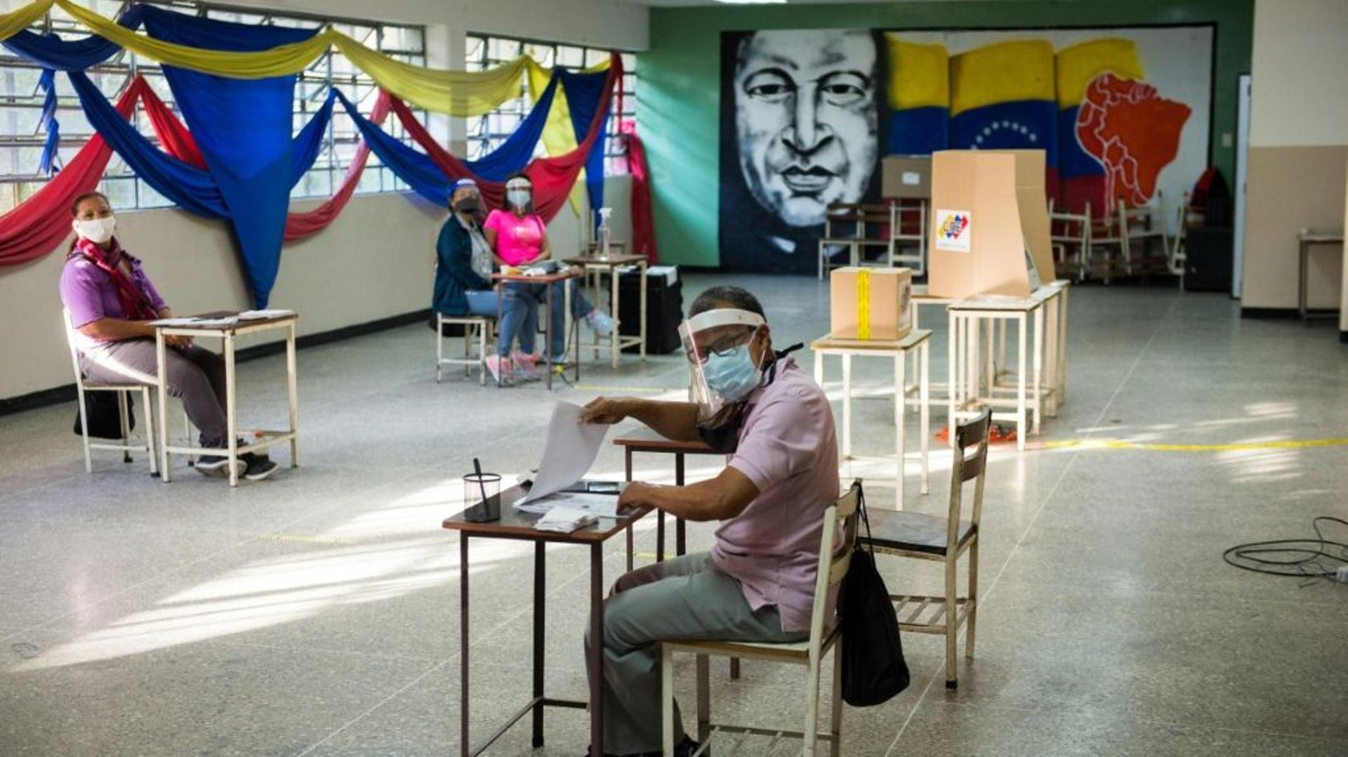 Dans un bureau de vote à Caracas, le 6 décembre 2020