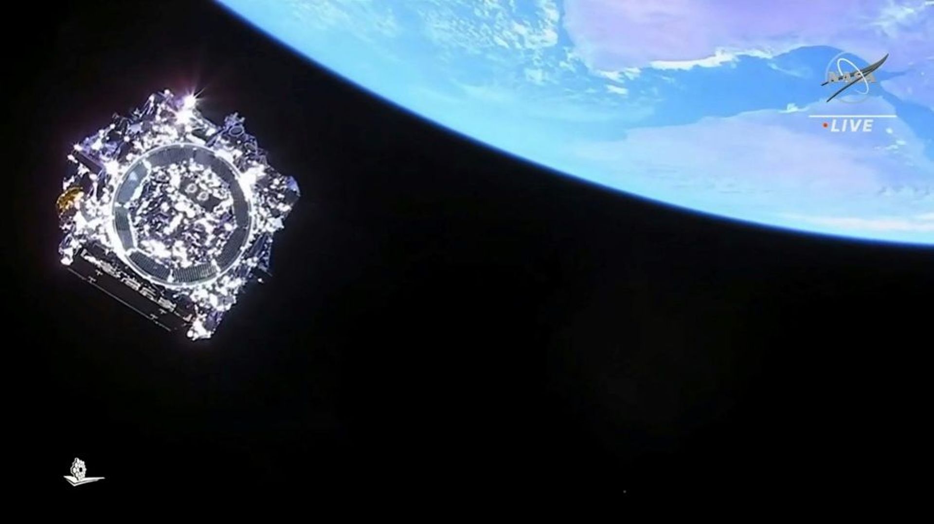 Sur cette image fixe tirée d'une émission télévisée de la NASA, le télescope spatial James Webb se sépare de la fusée Ariane 5 d'Arianespace après son lancement en 2021