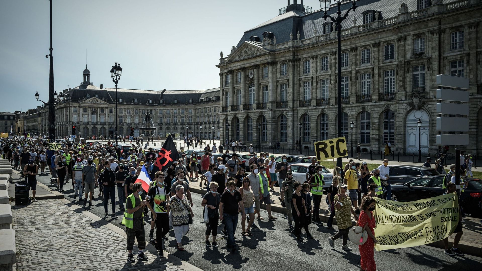 Vitrines barricadées, Jean-Marie Bigard chahuté… un millier de gilets jaunes rassemblés à Paris