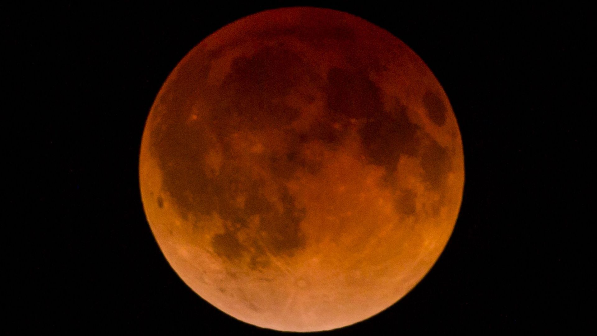 Eclipse: les plus belles photos de la "lune de sang"