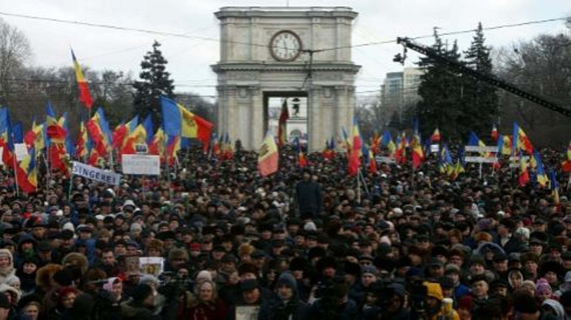 Des manifestants devant le Parlement Moldave à Chisinau, pour réclamer des élections anticipées, le 24 janvier 2016