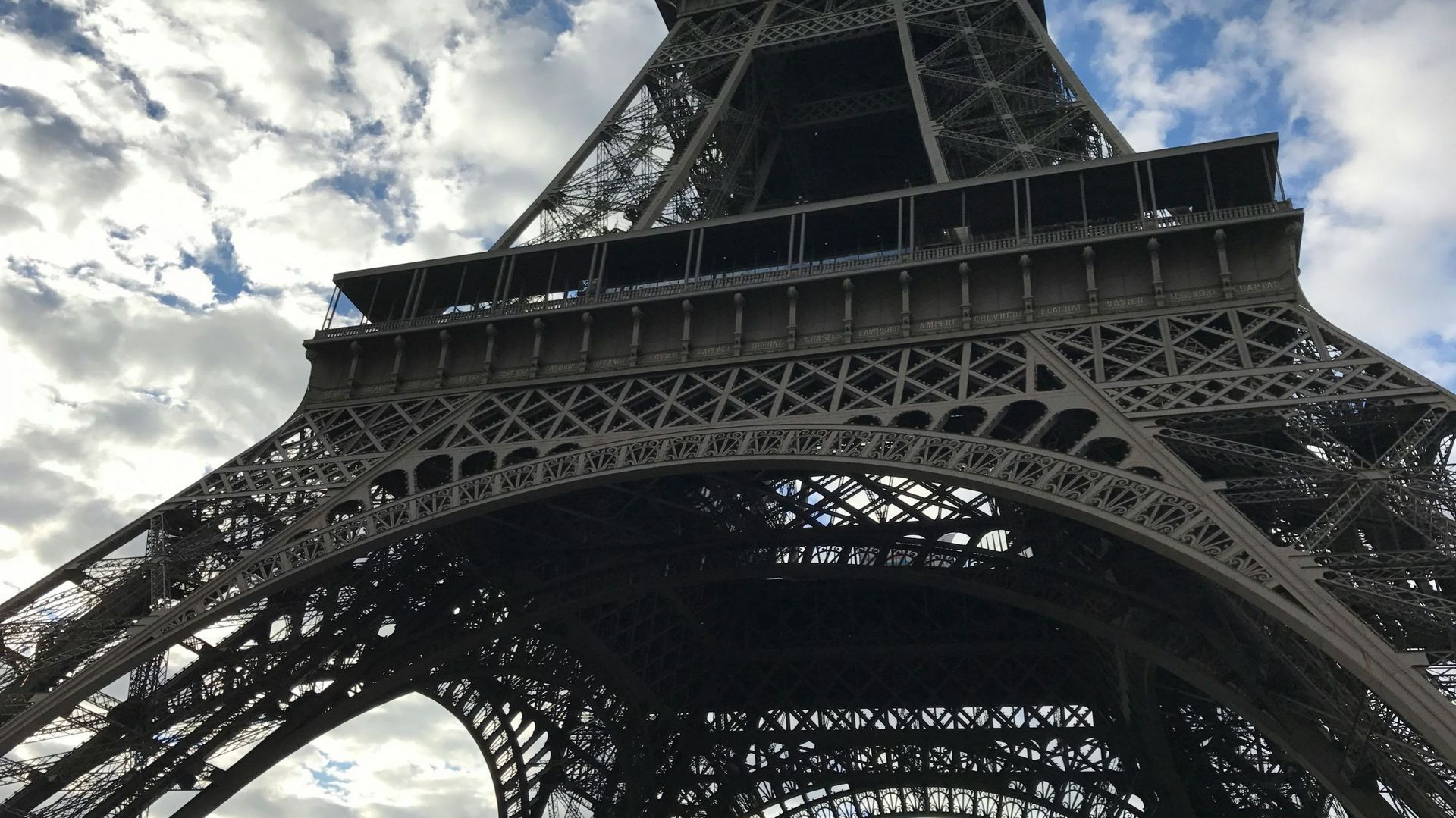 La minute insolite : il grimpe au deuxième étage de la tour Eiffel en VTT et explose le précédent record