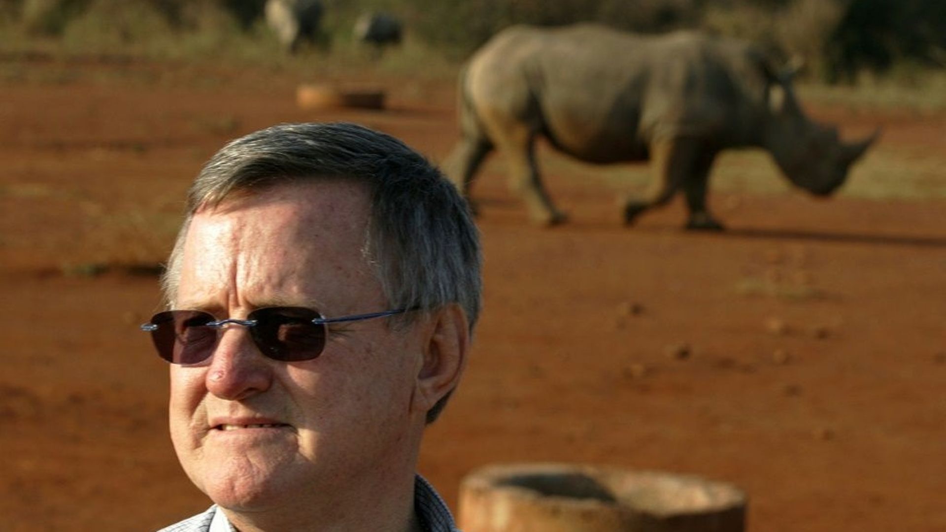L’homme d’affaires sud-africain John Hume, propriétaire du plus grand élevage de rhinocéros au monde, le 30 septembre 2004 près de Malelane (Afrique du Sud).