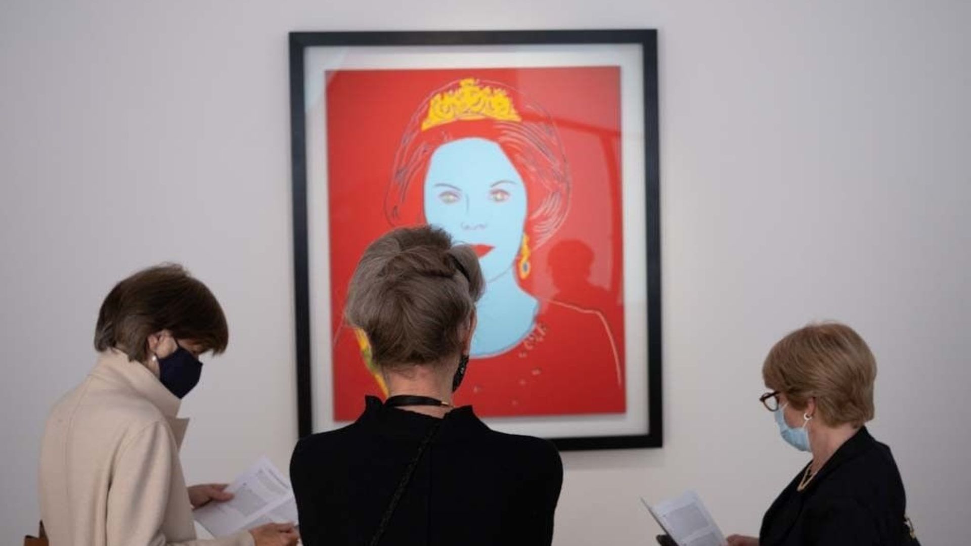 Visiteurs devant le portrait de la Reine Béatrix d’Andy Warhol
