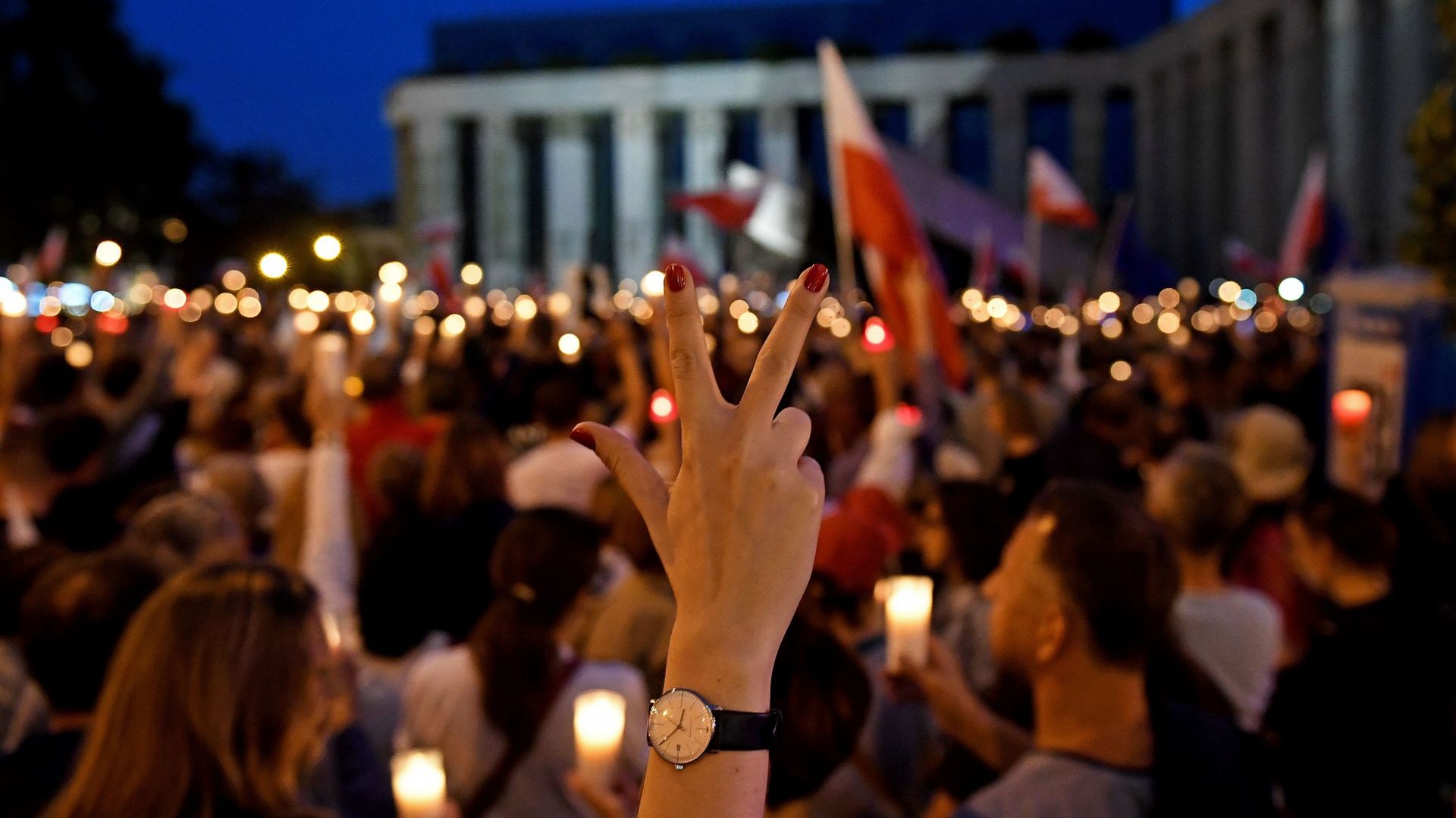 Pologne: une mer de bougies pour défendre l'indépendance des tribunaux
