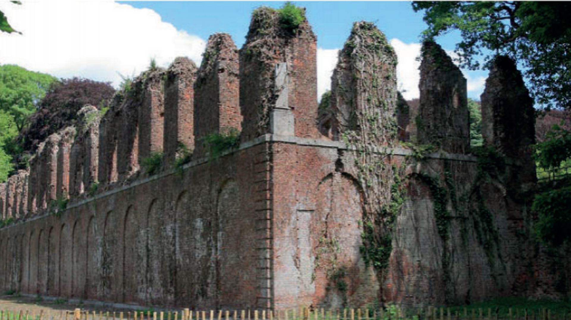 Les ruines du palais de Mariemont un site européen 