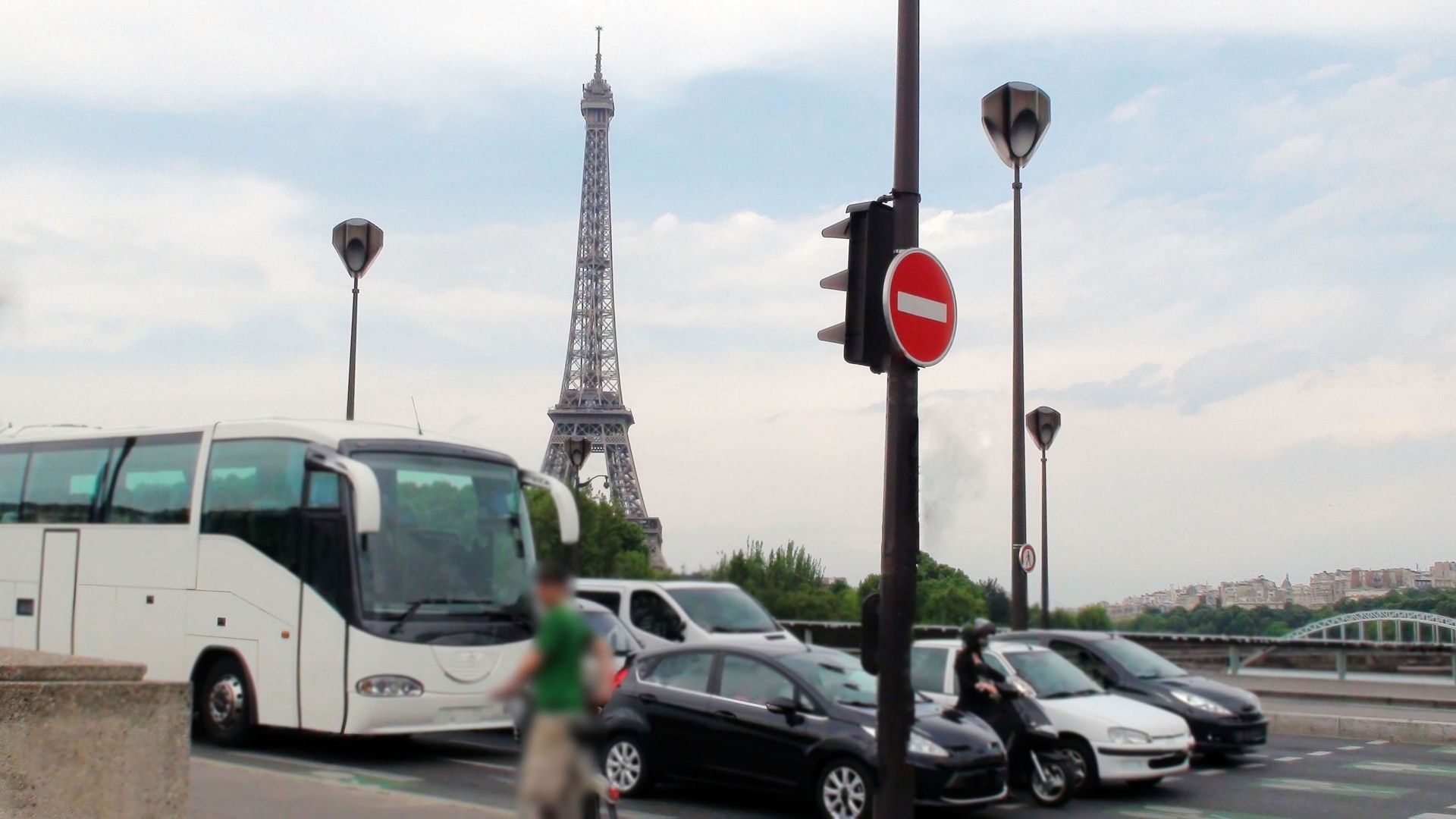 Face au surtourisme, Paris est envahie d’autocars qui inondent les rues