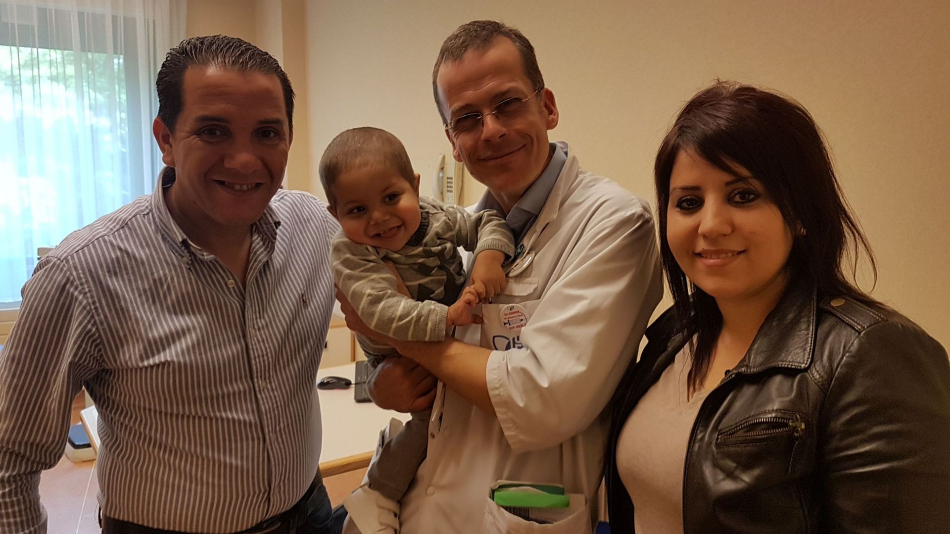 Les parents, Sofiane et Khadidja et leur garçon Wael, porté par le pédiatre-infectiologue Dimitri Van der Linden.