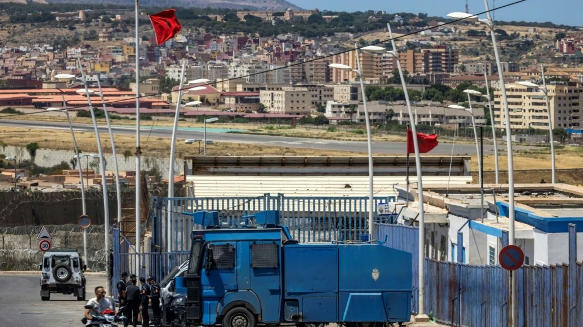 Des forces de sécurité marocaines à la frontière séparant l’enclave espagnole de Mellila et la ville de Nador, le 25 juin 2022
