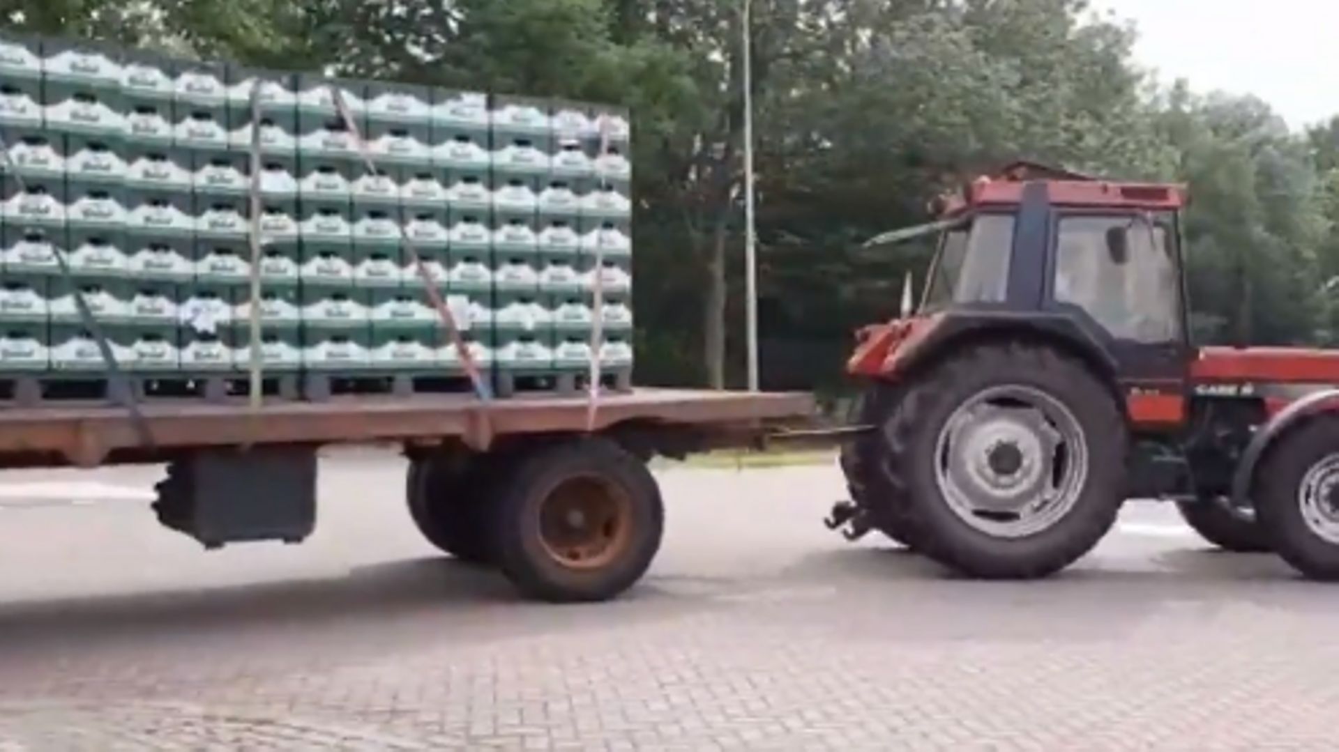 Après une promo, un groupe d'amis achète plus de 11.000 bouteilles de bière et les transporte sur un tracteur.
