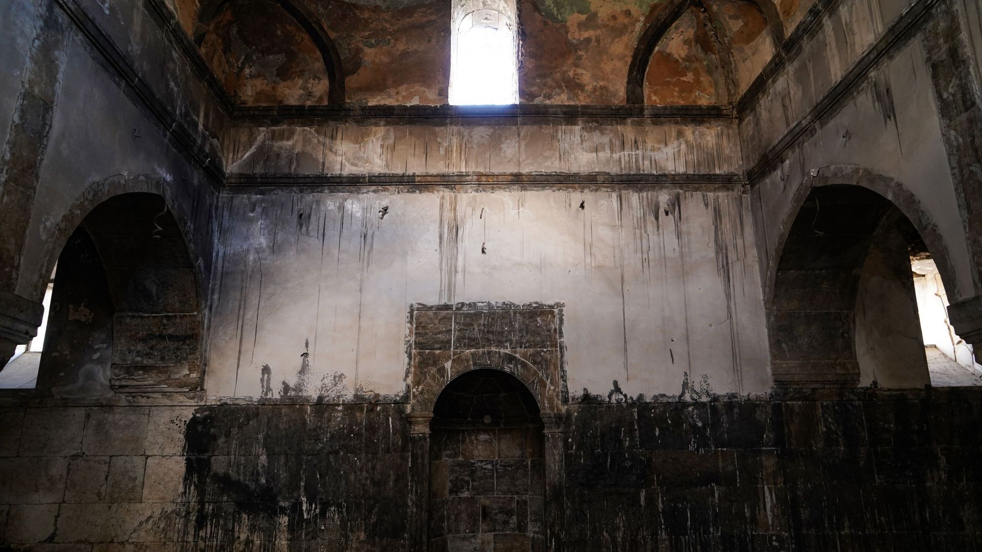 Vue de l’intérieur de la mosquée endommagée des Omeyyades (Al-Masfe) qui est située dans le vieux quartier de la ville de Mossoul. Elle a été construite en 638 après JC et est considérée comme la plus ancienne mosquée de la ville, endommagée pendant la gu