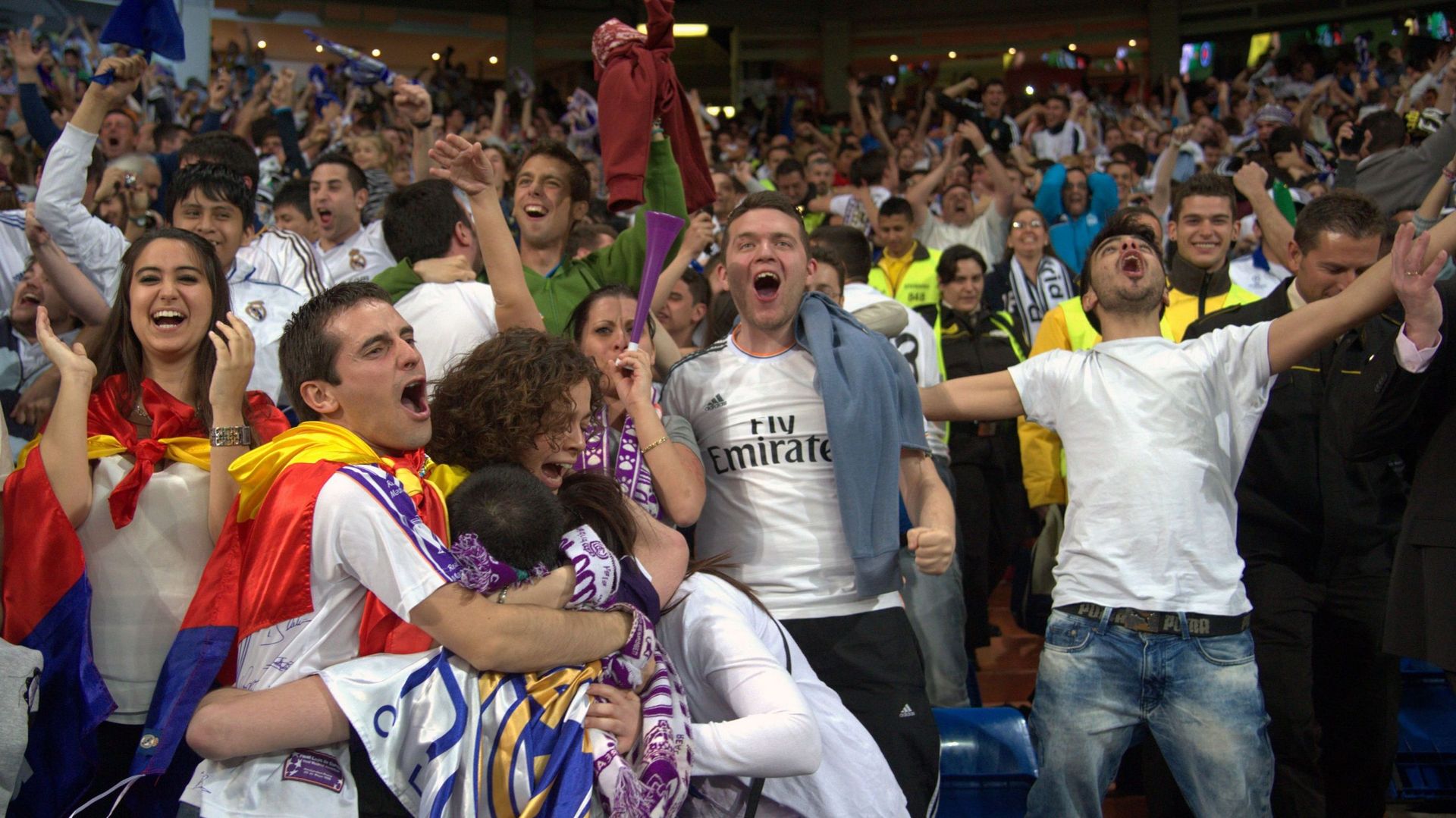 Football: Au Santiago Bernabeu, les supporters du Real Madrid euphoriques