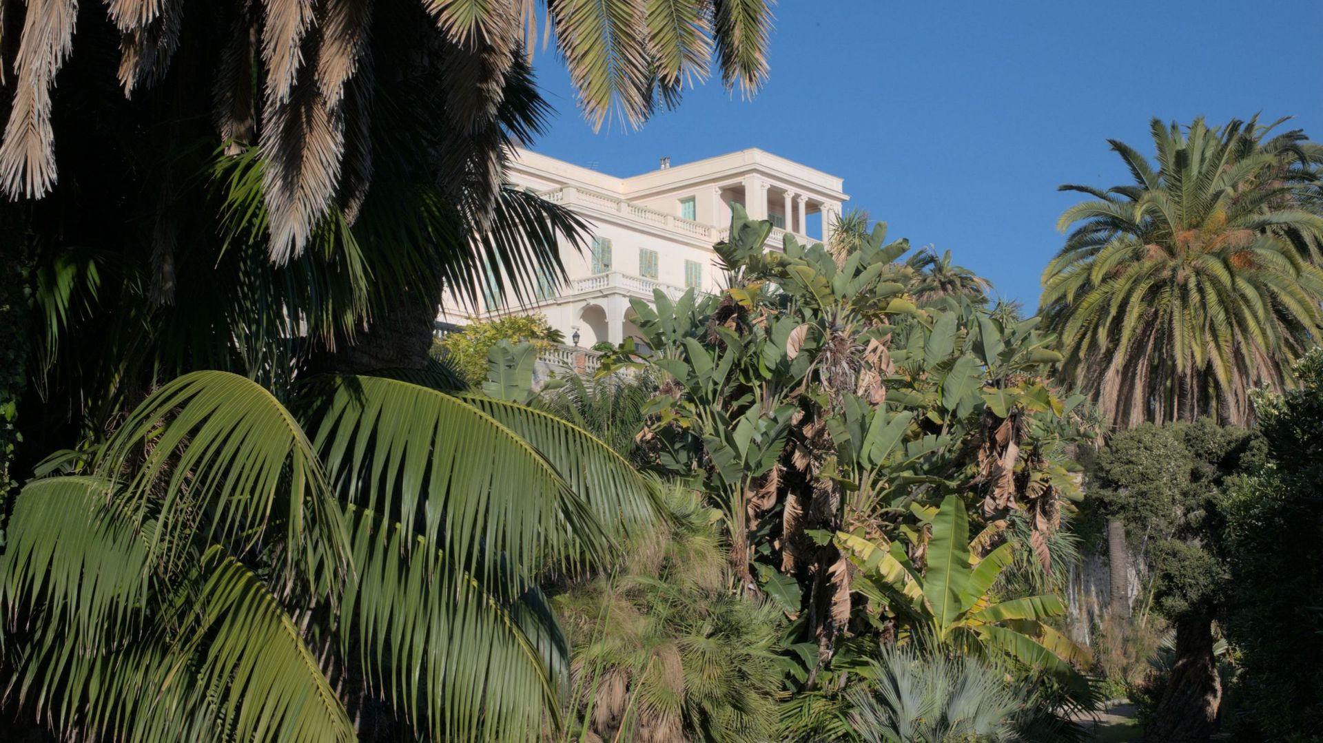 En 1947, Maria Serena a été léguée à la ville de Menton. Le jardin, à découvrir lors de visites guidées, présente une flore étonnante de diversité, permise par le microclimat d'une grande douceur.