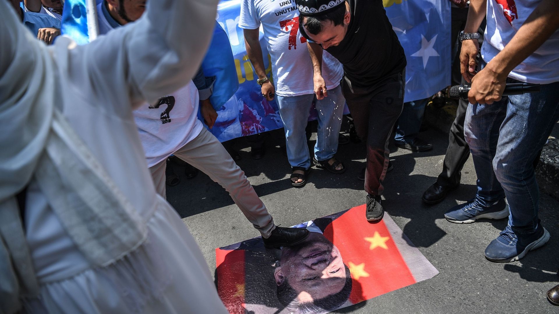 Le drapeau chinois est piétiné par les manifestants ouïghours devant l'ambassade chinoise à Istanbul, en Turquie. 