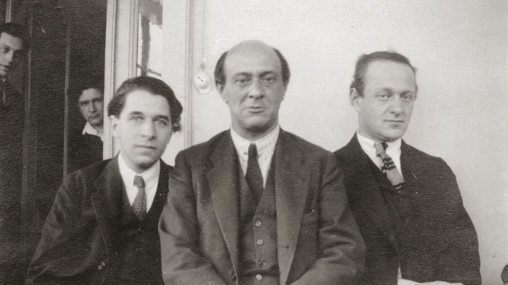 Le compositeur autrichien Arnold Schönberg avec le pianiste Eduard Steuermann et le critique Erich Steinhard. Photographie prise vers 1920.