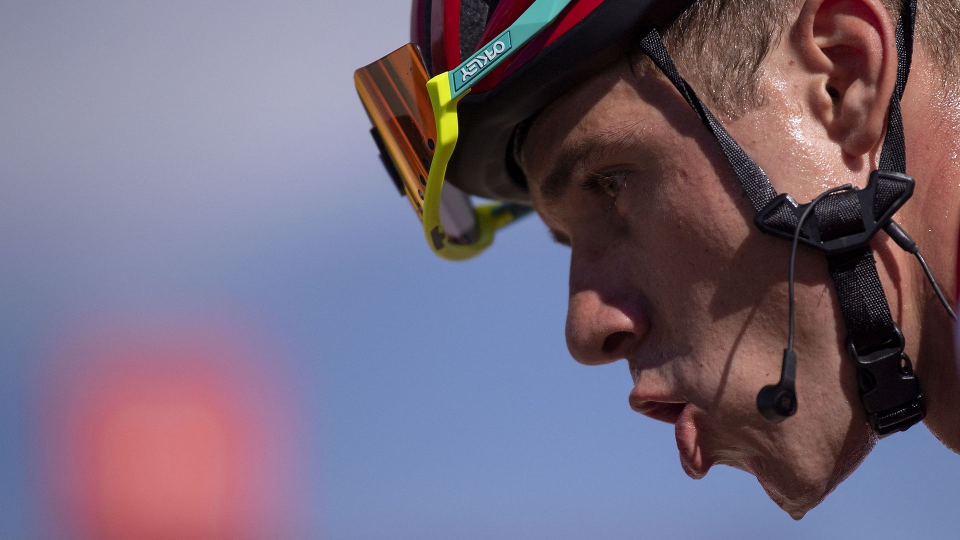 Cyclisme : Gros plan de Remco Evenepoel durant la Vuelta. En trois semaines, le jeune coureur de 22 ans s’est érigé en leader de grand tour.