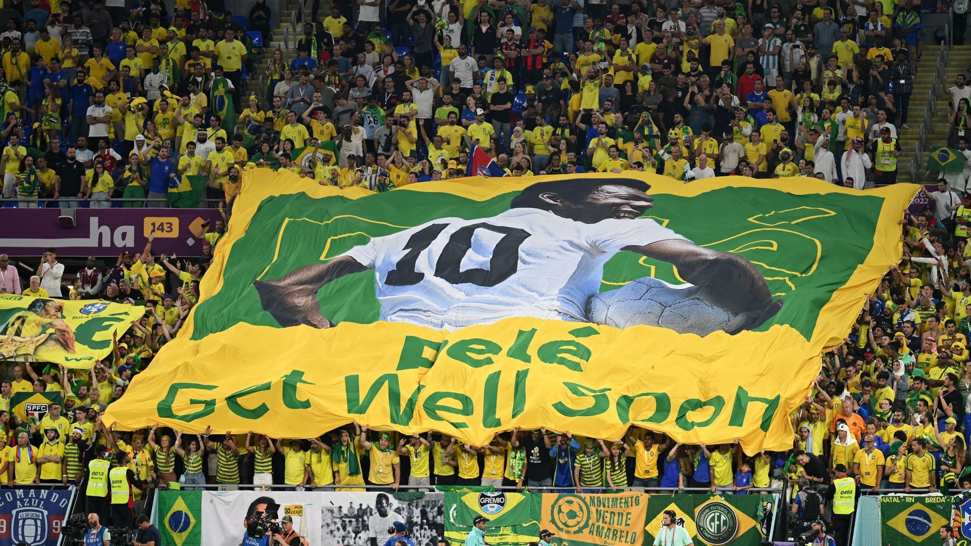 Les supporters rendent hommage à Pelé.