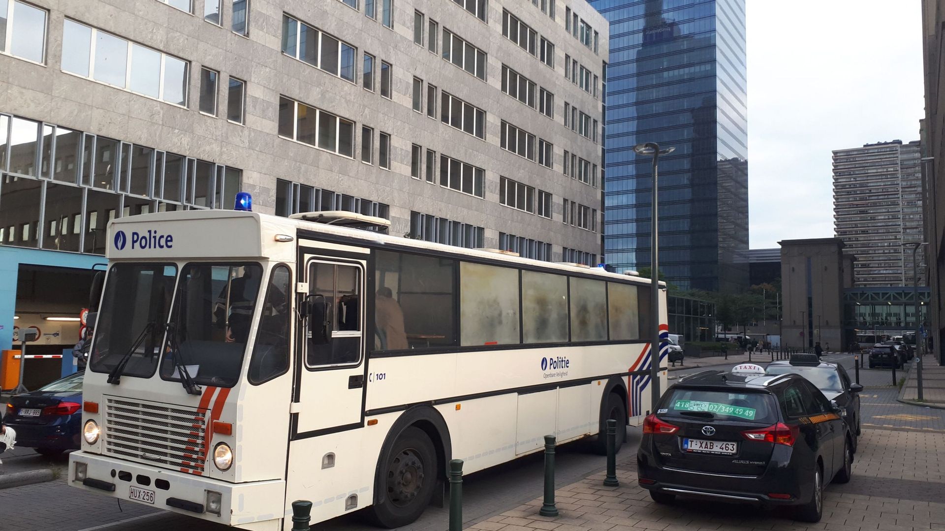 Un car de la police près de la Gare du Nord à Bruxelles.