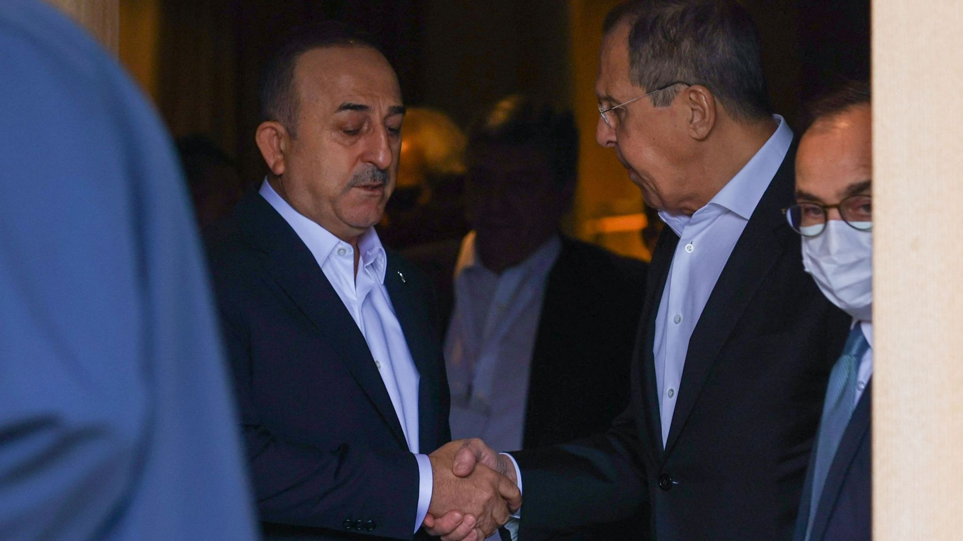 Le ministre turc des Affaires étrangères Mevlut Cavusoglu (à gauche) accueille le ministre russe des Affaires étrangères Sergueï Lavrov à Antalya (à droite), 10 mars 2022.
