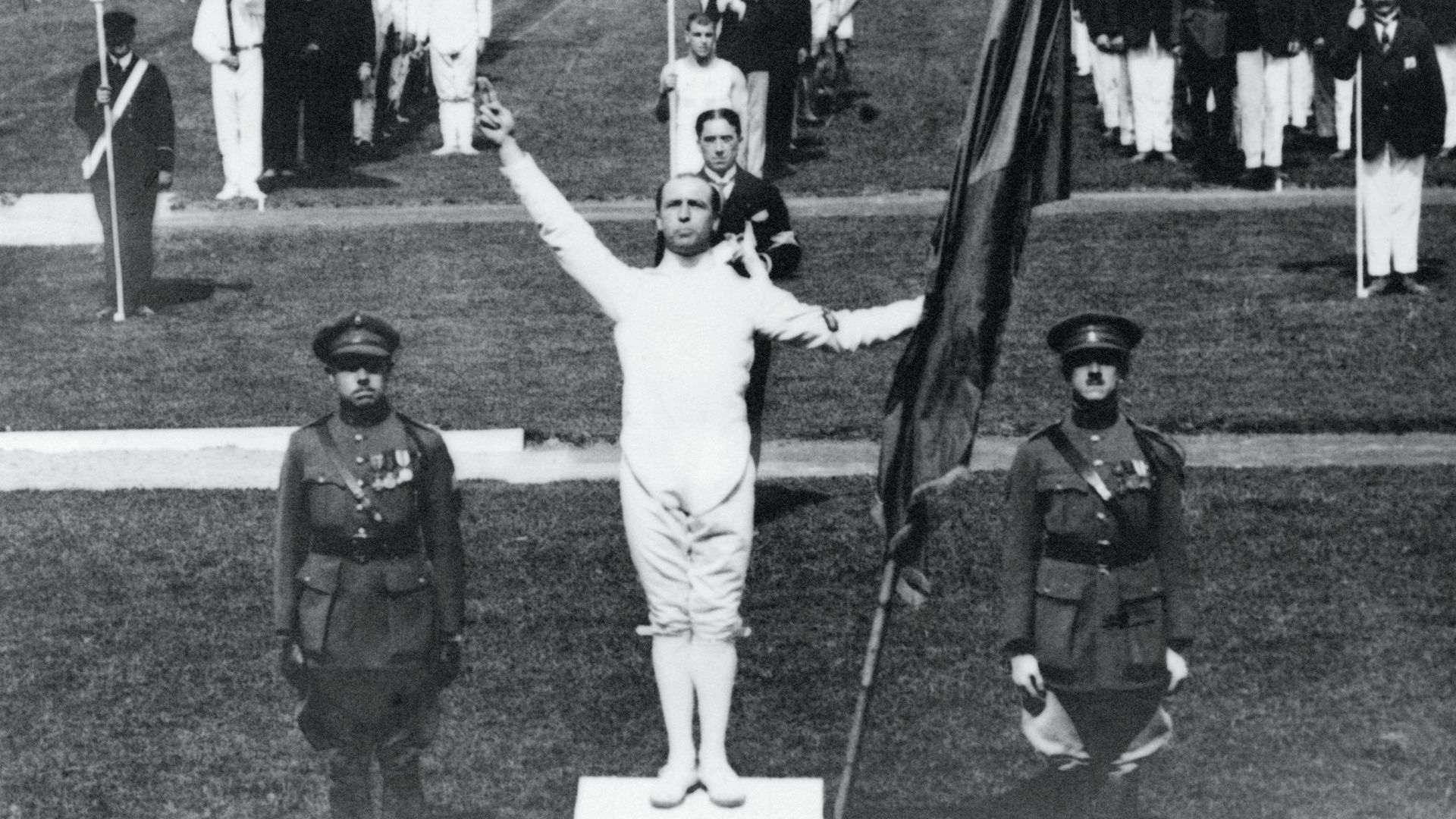 Victor Boin prête le Serment Olympique, à Anvers, en 1920