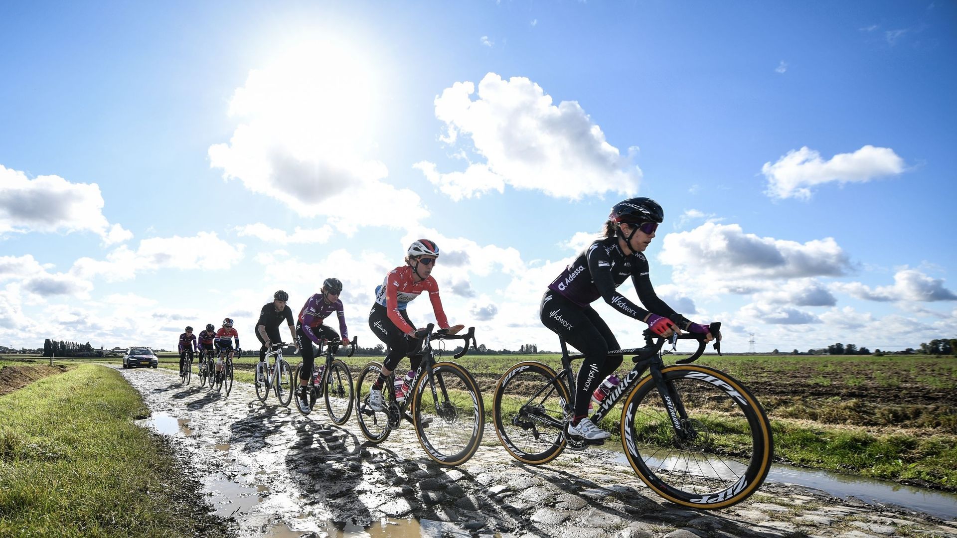 Si Paris-Roubaix est un rendez-vous immanquable du calendrier cycliste masculin, la course française accueillera pour la première fois le peloton féminin. Samedi, l’Enfer du Nord se tiendra sur 116,5 kilomètres et contiendra 17 secteurs pavés. Lotte Kopec