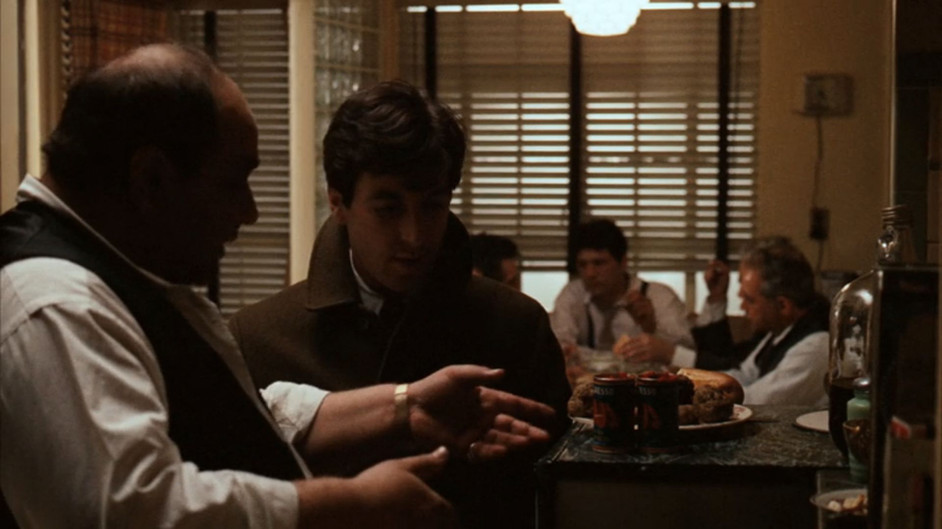 Clemenza est aux fourneaux et Michael Corleone écoute