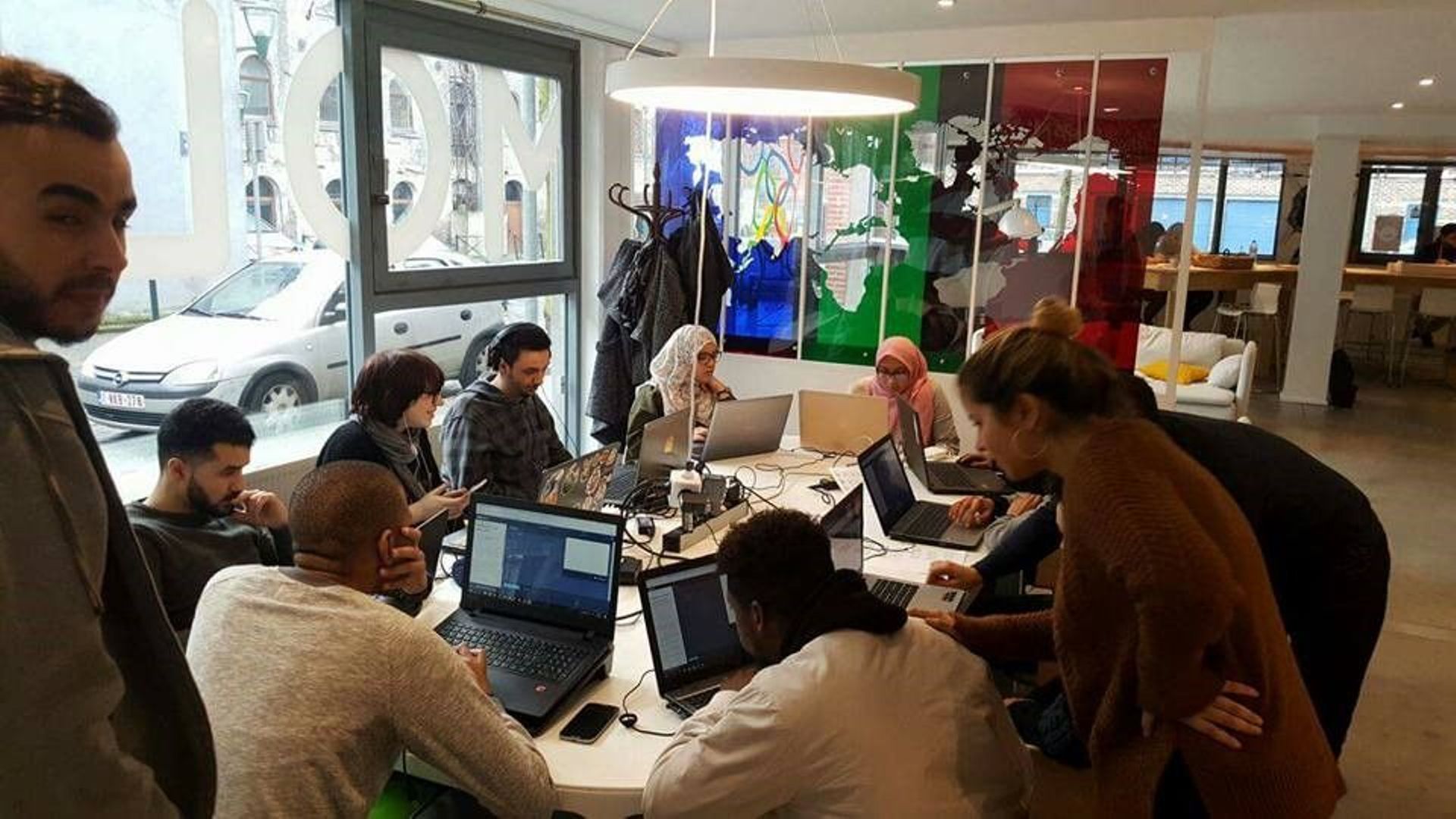 Crée à Molenbeek au début de 2016, le centre de coworking Molengeek travaille selon une méthode vraiment collaborative.