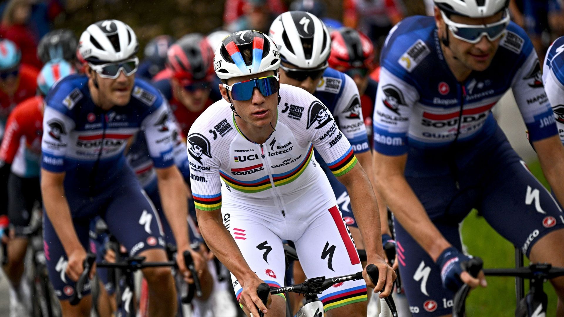 Cyclisme : Remco Evenepoel emmené par ses coéquipiers de Soudal Quick-Step lors du dernier Liège-Bastogne-Liège. L’équipe du champion du monde a dévoilé la sélection pour le Giro, on détaille les rôles et missions de chacun.