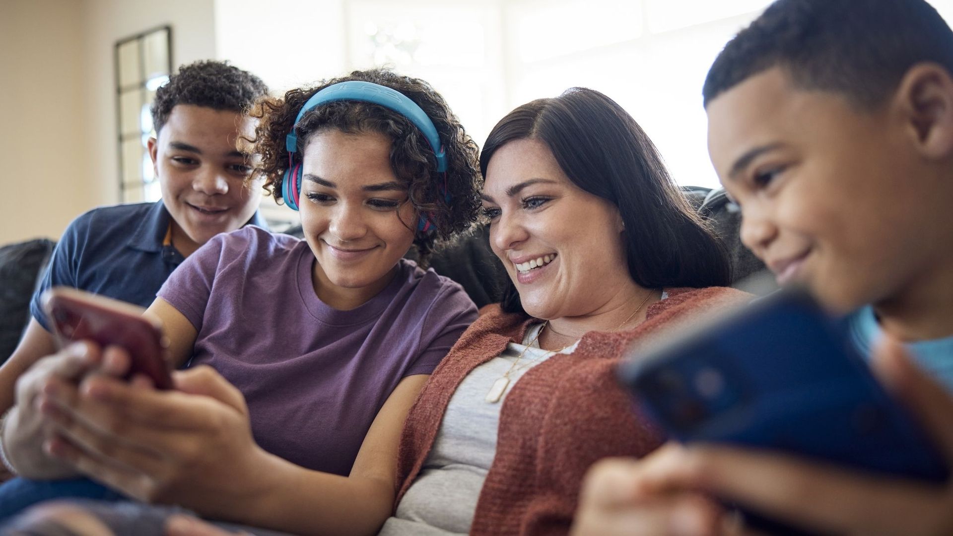 Interdire les téléphones portables dans les écoles : une solution pour l'utilisation des technologies en famille ?