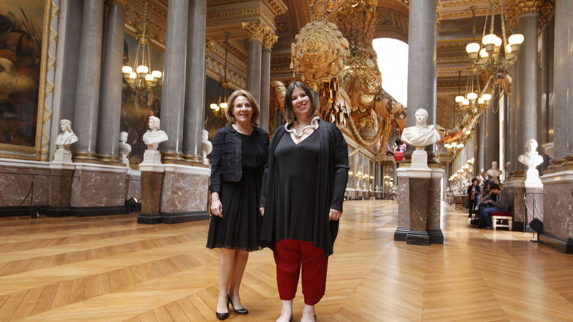 Dans la galerie des Batailles, Catherine Pégard, Présidente de Versailles, et Joana Vasconcelos devant ses "Walkyries".