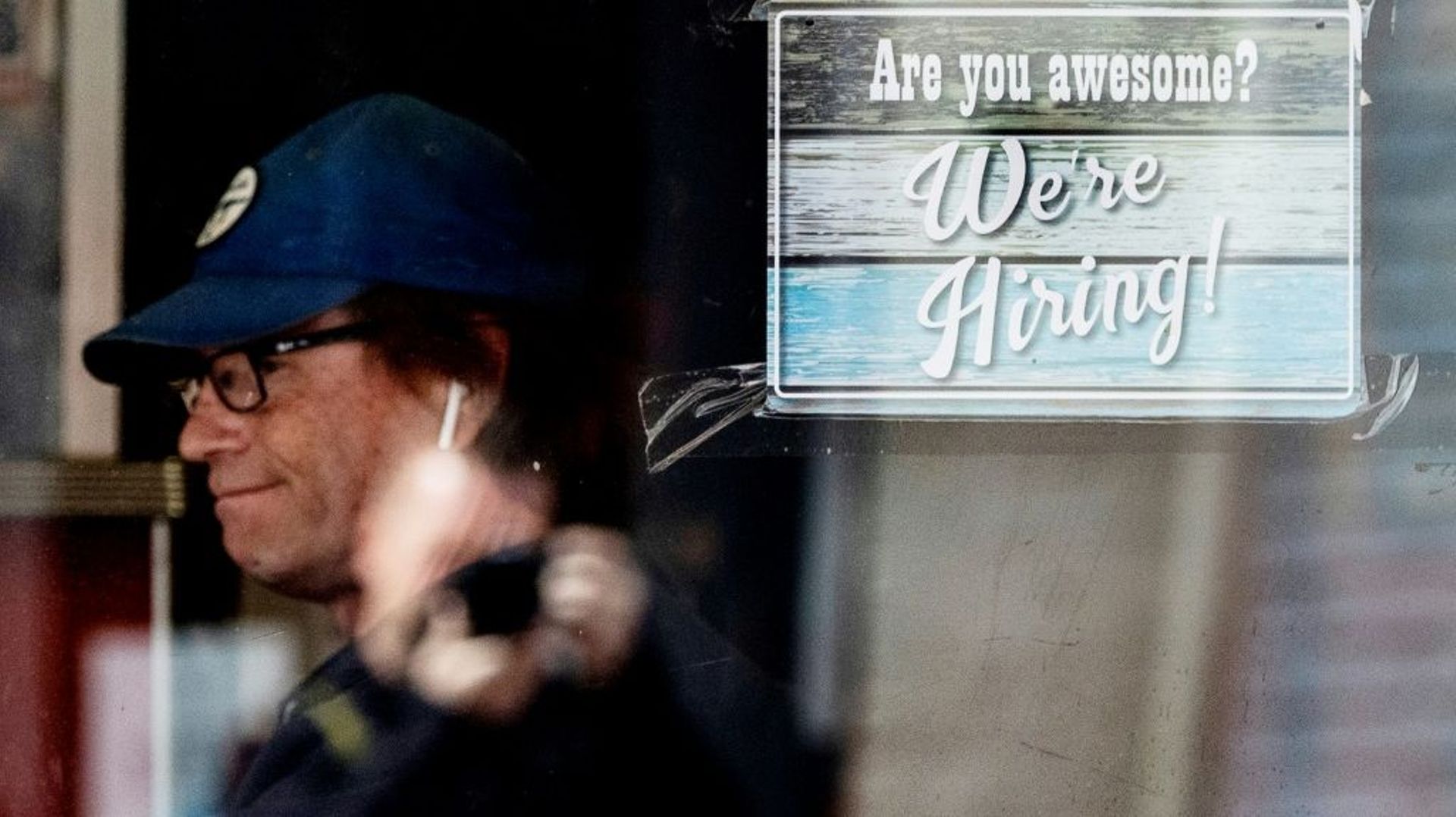 Une pancarte "On embauche" sur la vitre d'un restaurant d'Annapolis, le 12 mai 2021 dans le Maryland