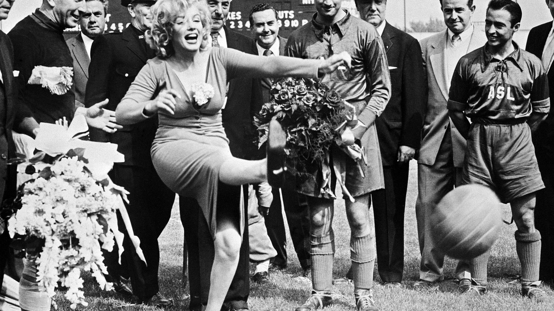 L’actrice américaine Marilyn Monroe donne le coup d’envoi, lors du match de football opposant le club Hapoel d’Israël à l’équipe américaine des All-Stars, au stade D’Ebbets Field de Brooklyn, le 16 mai 1957, à New York.