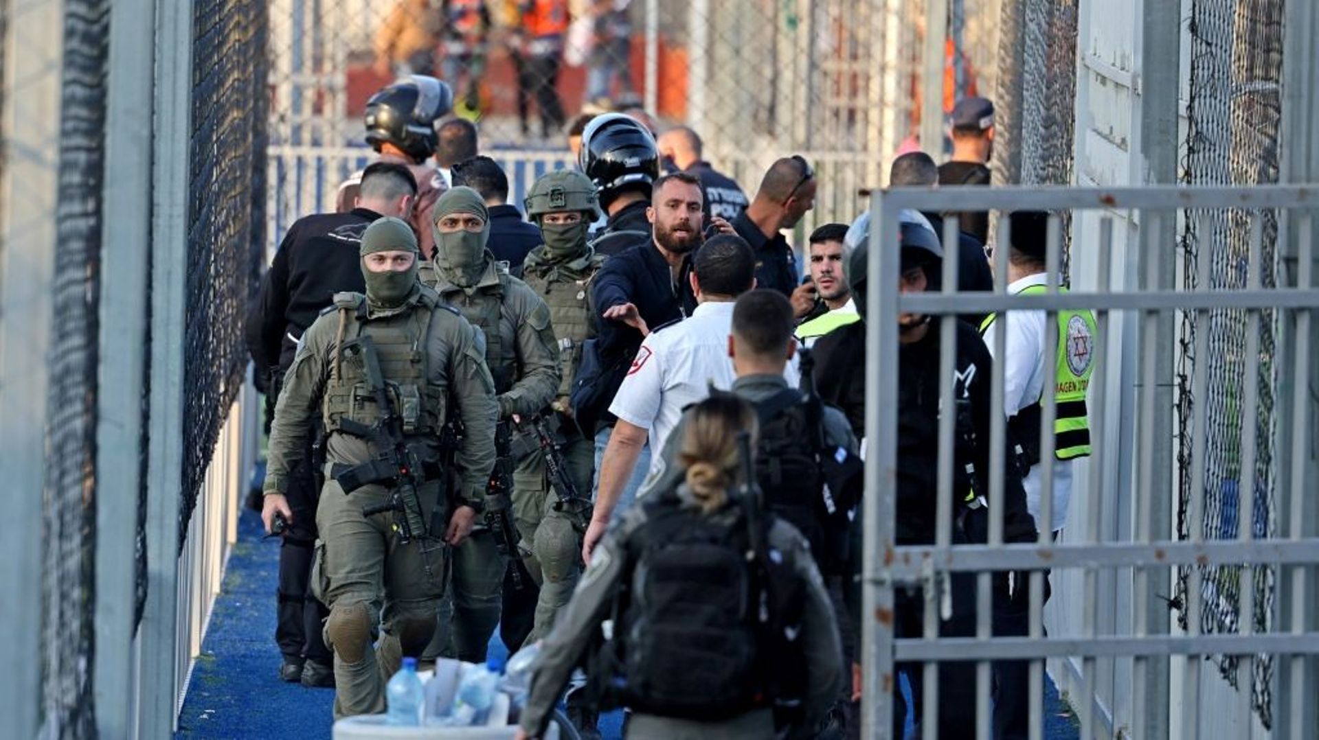 Des membres des forces de sécurité déployés sur les lieux d'une attaque au couteau dans laquelle un Israélien a été grièvement blessé, le 22 octobre 2022 à Jérusalem-Est 